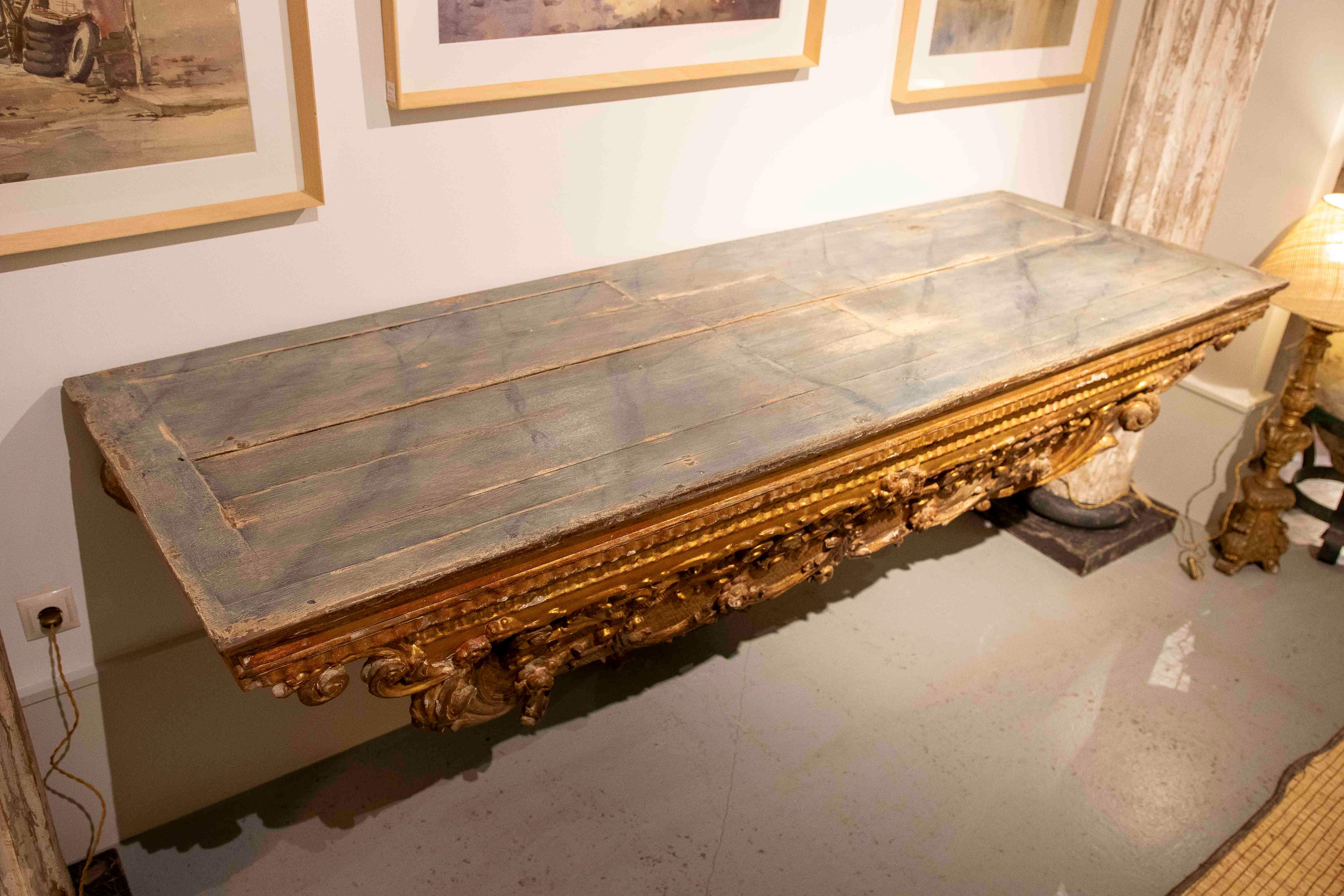 Console murale en bois du XVIIIe d'un autel ancien, polychrome et doré en vente 5