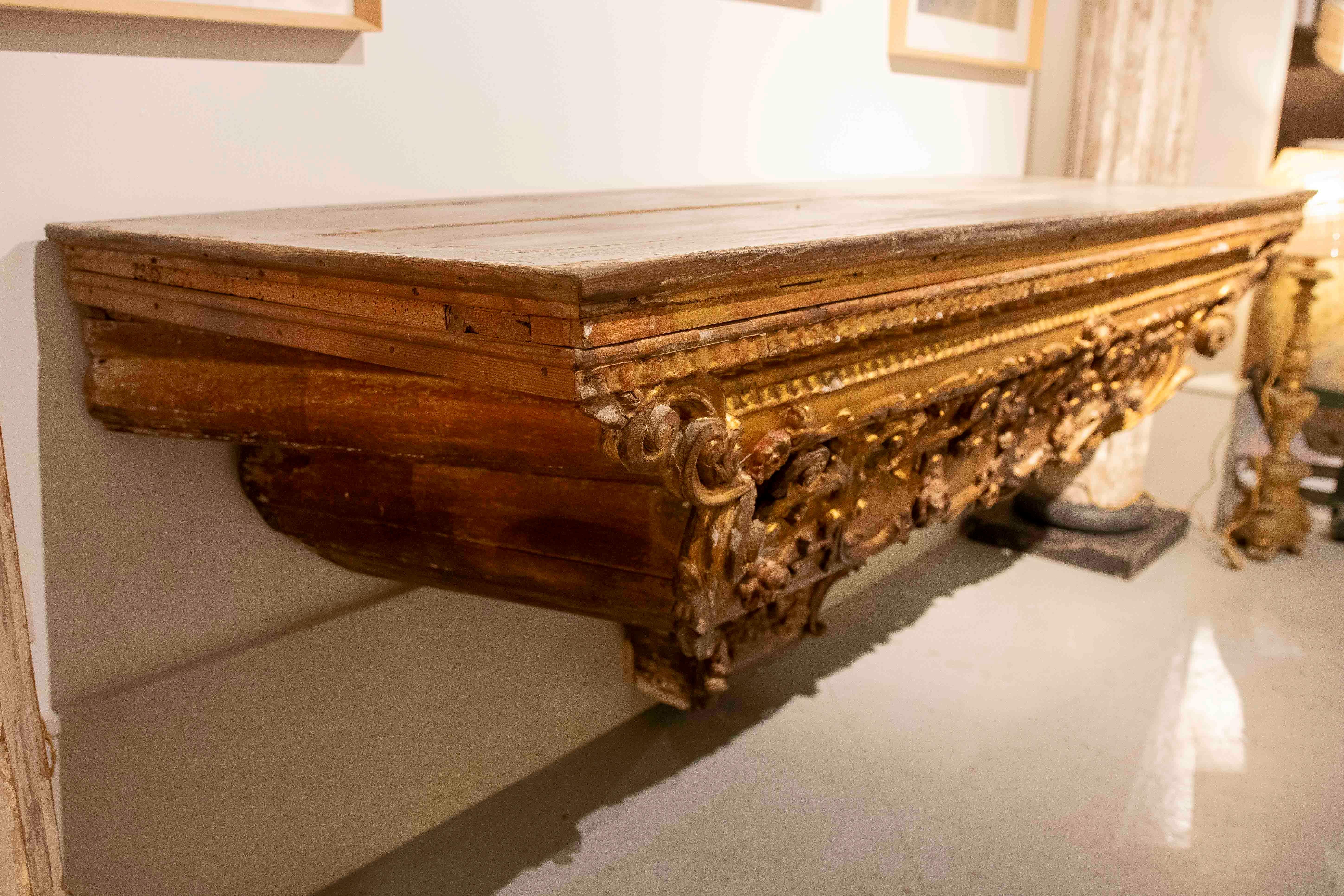 Console murale en bois du XVIIIe d'un autel ancien, polychrome et doré en vente 6