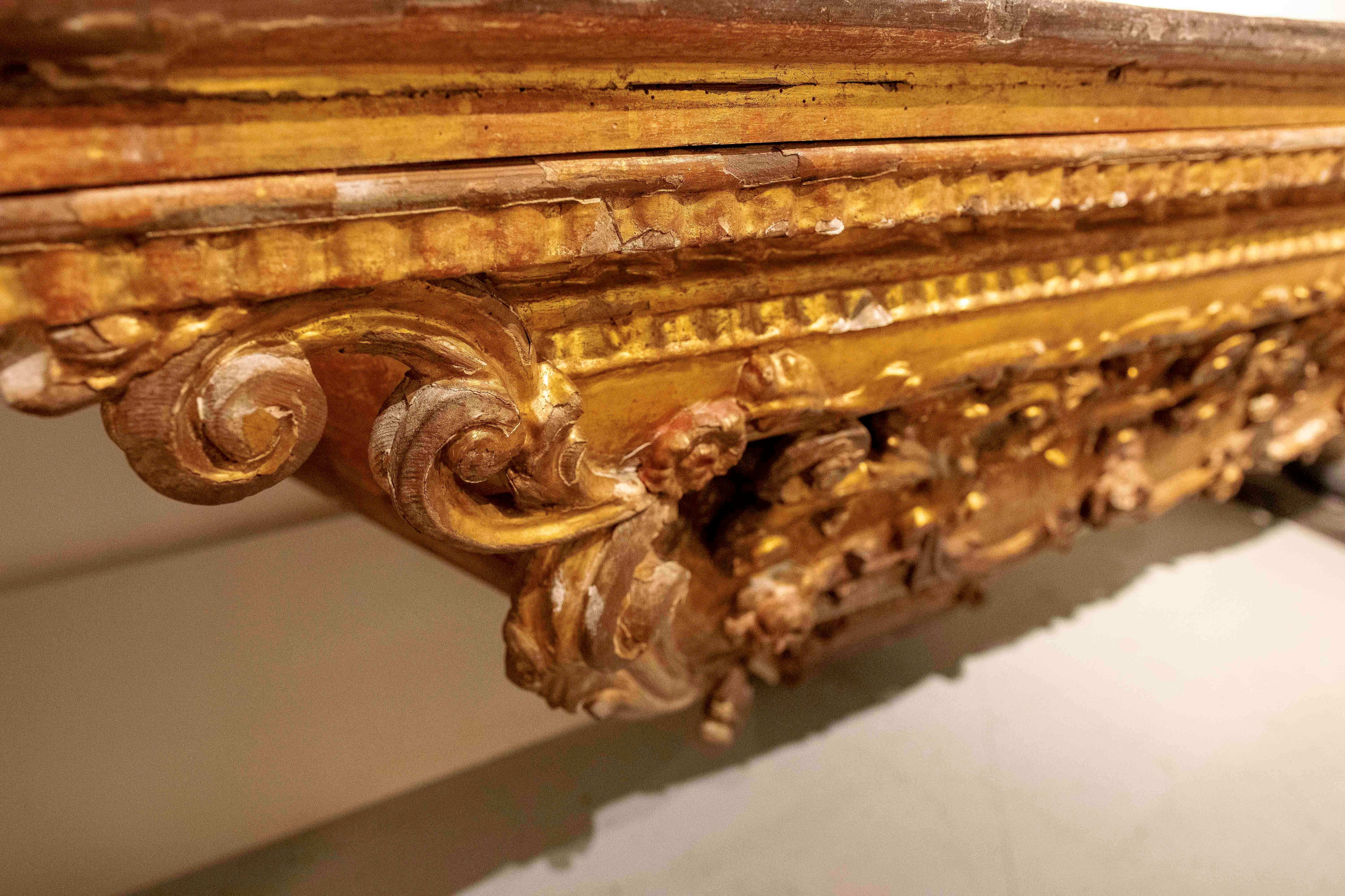 Console murale en bois du XVIIIe d'un autel ancien, polychrome et doré en vente 7