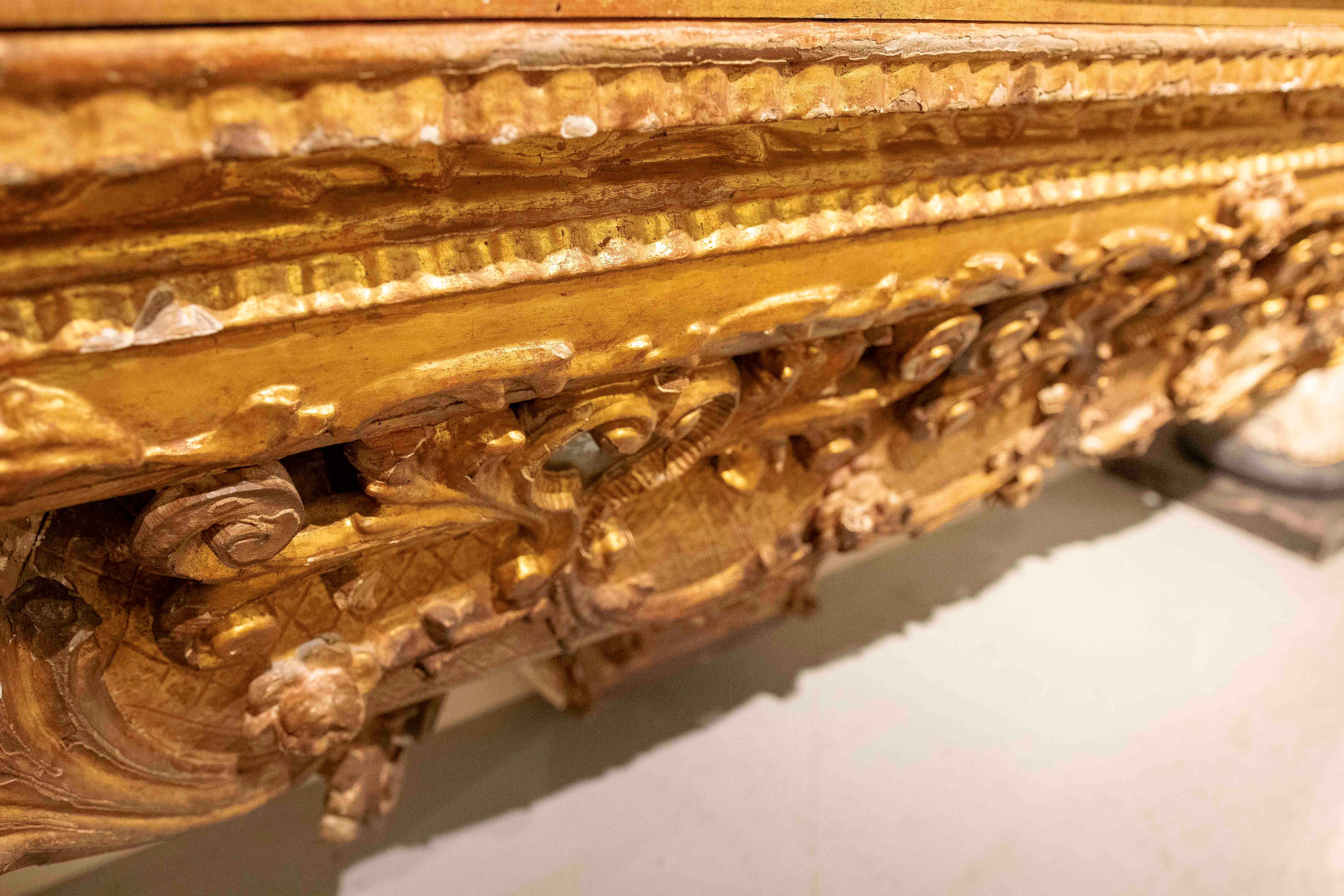 Console murale en bois du XVIIIe d'un autel ancien, polychrome et doré en vente 8
