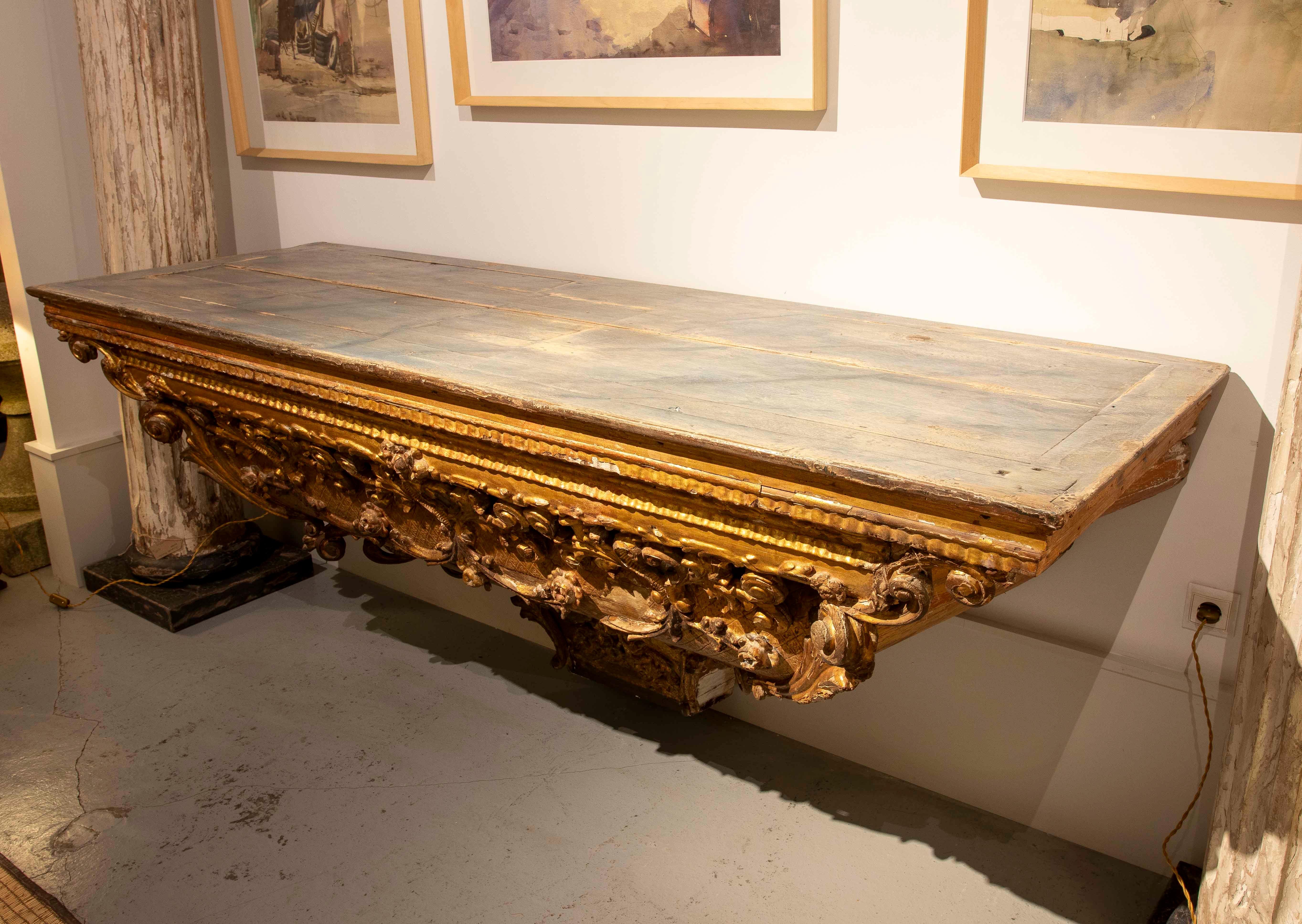 Console murale en bois du XVIIIe d'un autel ancien, polychrome et doré 