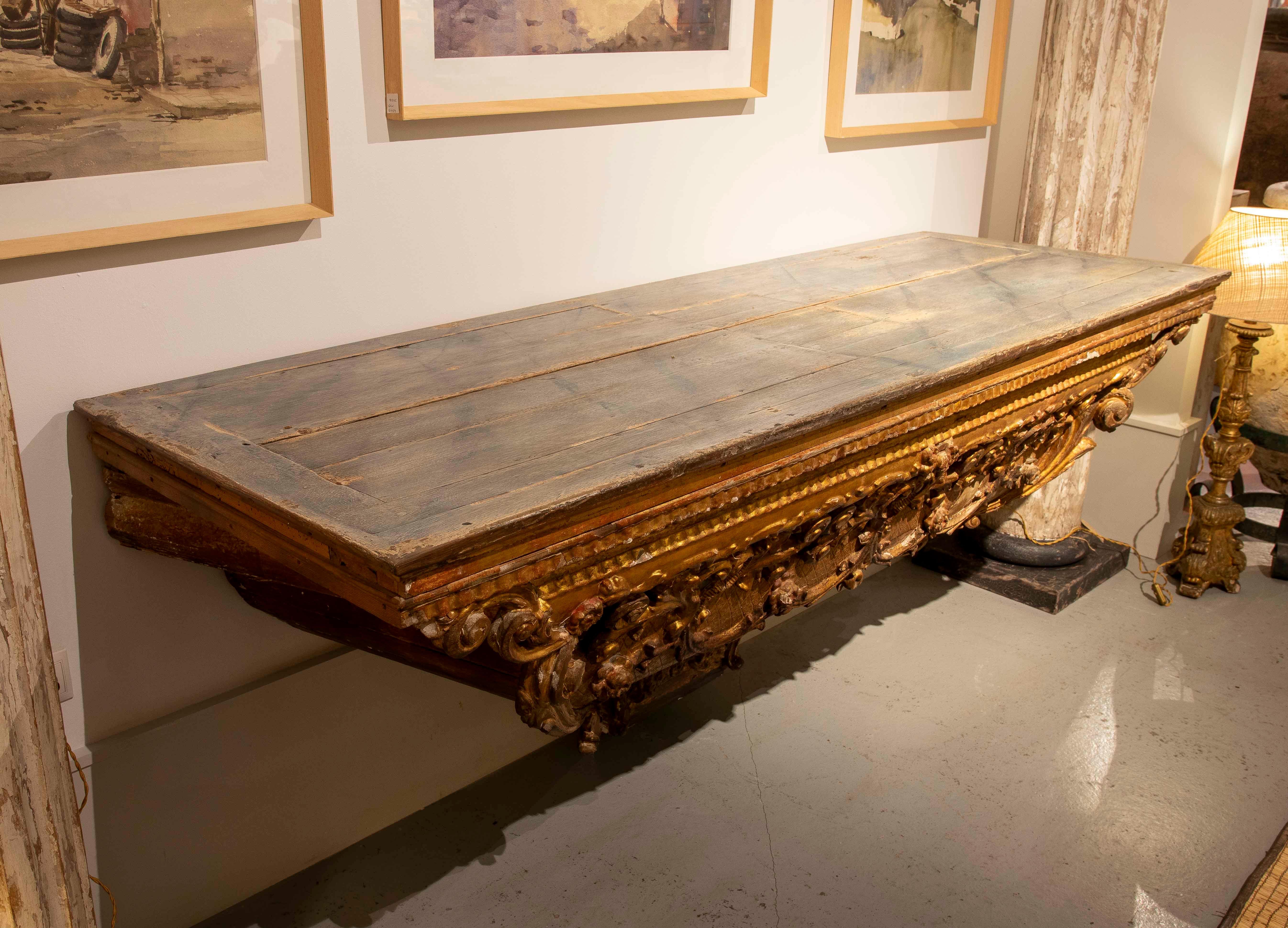 Espagnol Console murale en bois du XVIIIe d'un autel ancien, polychrome et doré en vente