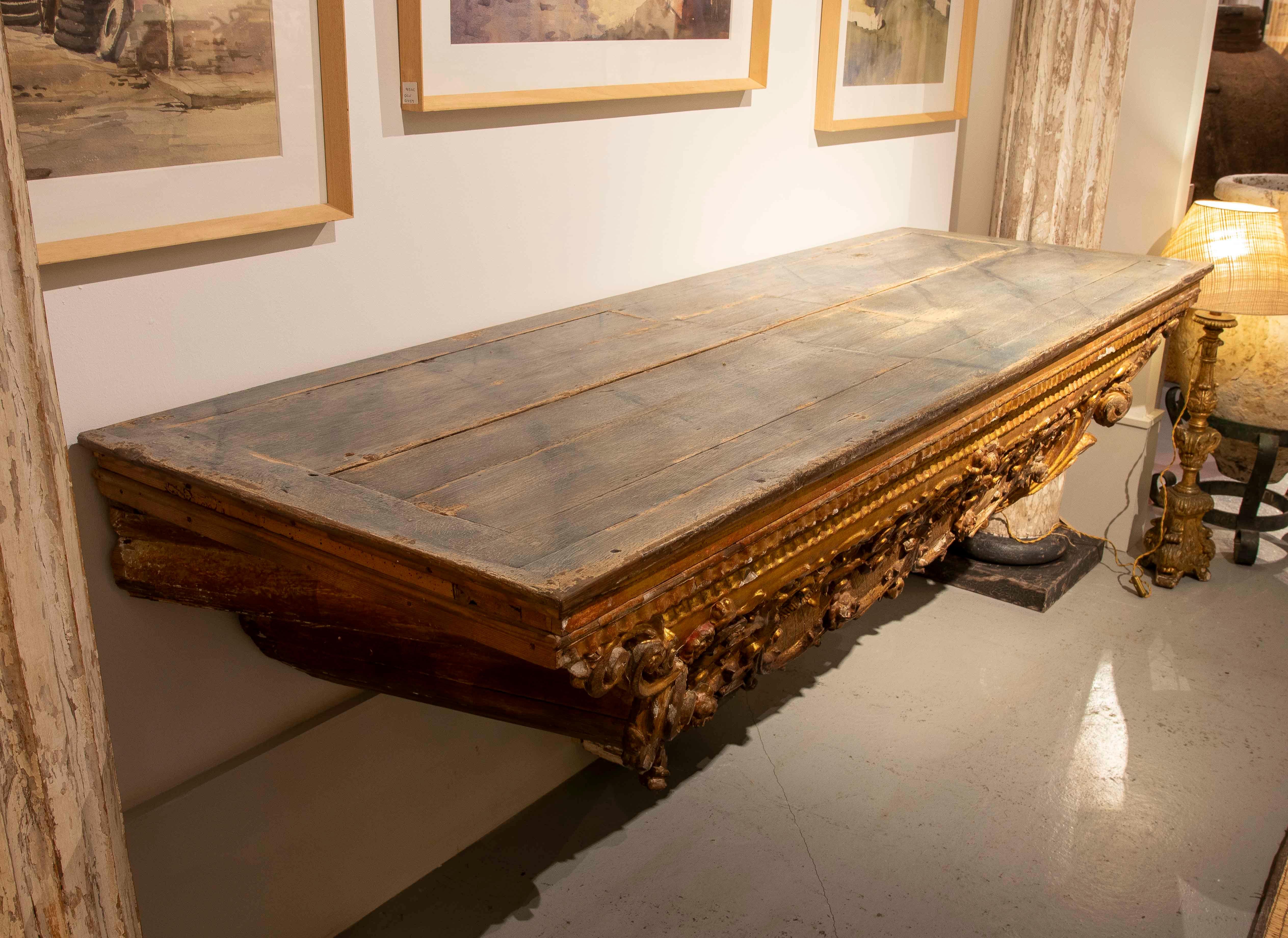 Console murale en bois du XVIIIe d'un autel ancien, polychrome et doré Bon état - En vente à Marbella, ES