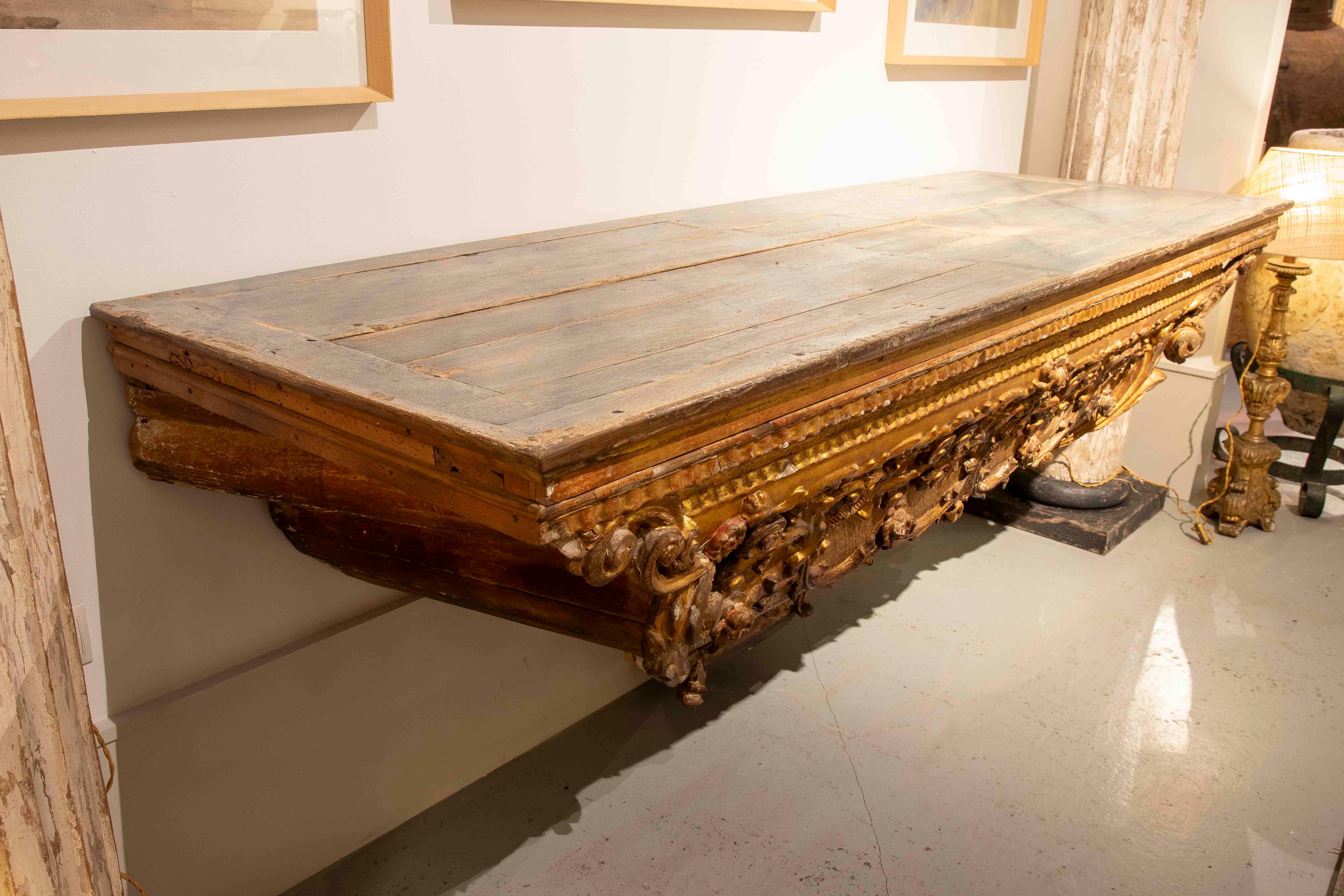 XVIIIe siècle et antérieur Console murale en bois du XVIIIe d'un autel ancien, polychrome et doré en vente