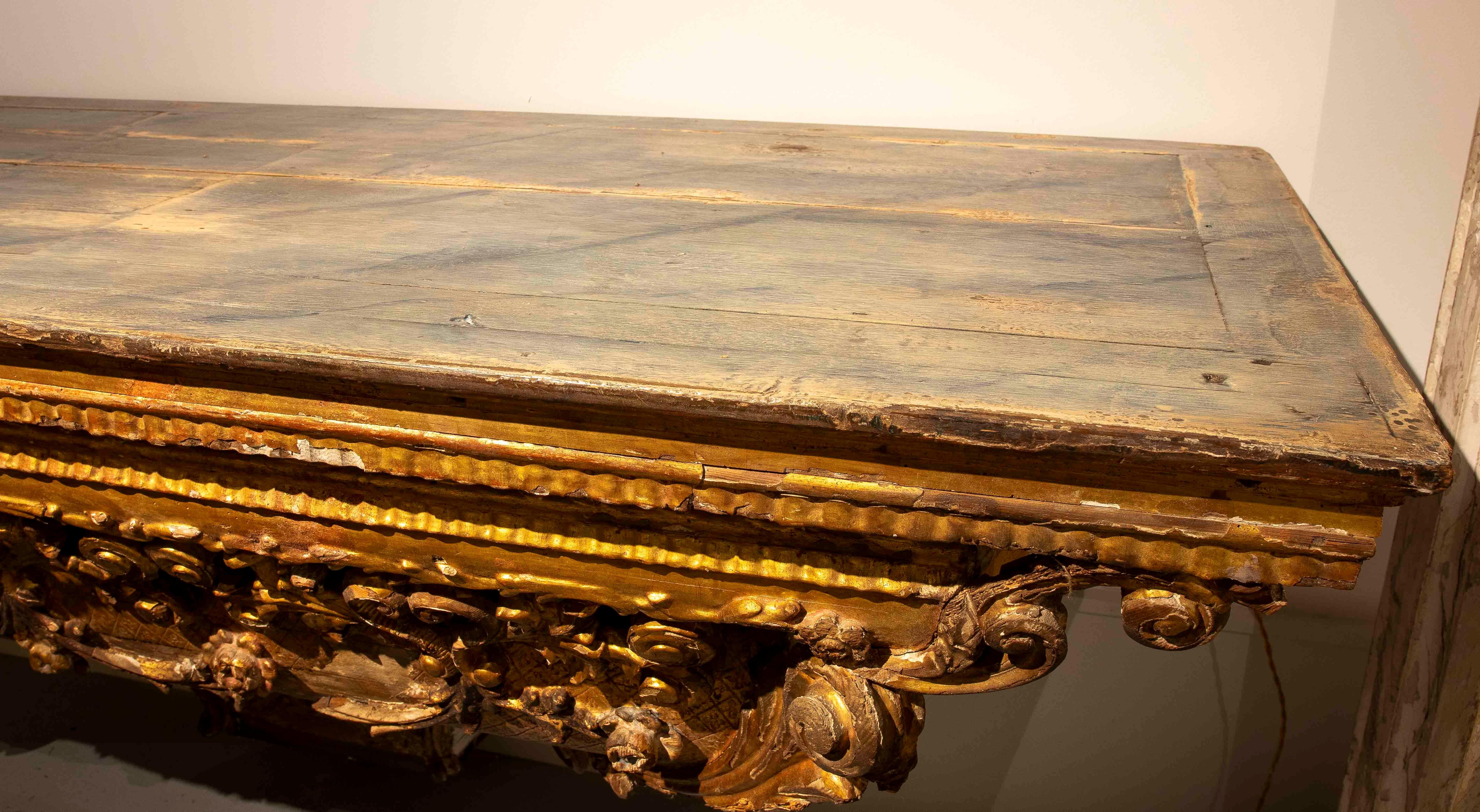 Bois Console murale en bois du XVIIIe d'un autel ancien, polychrome et doré en vente