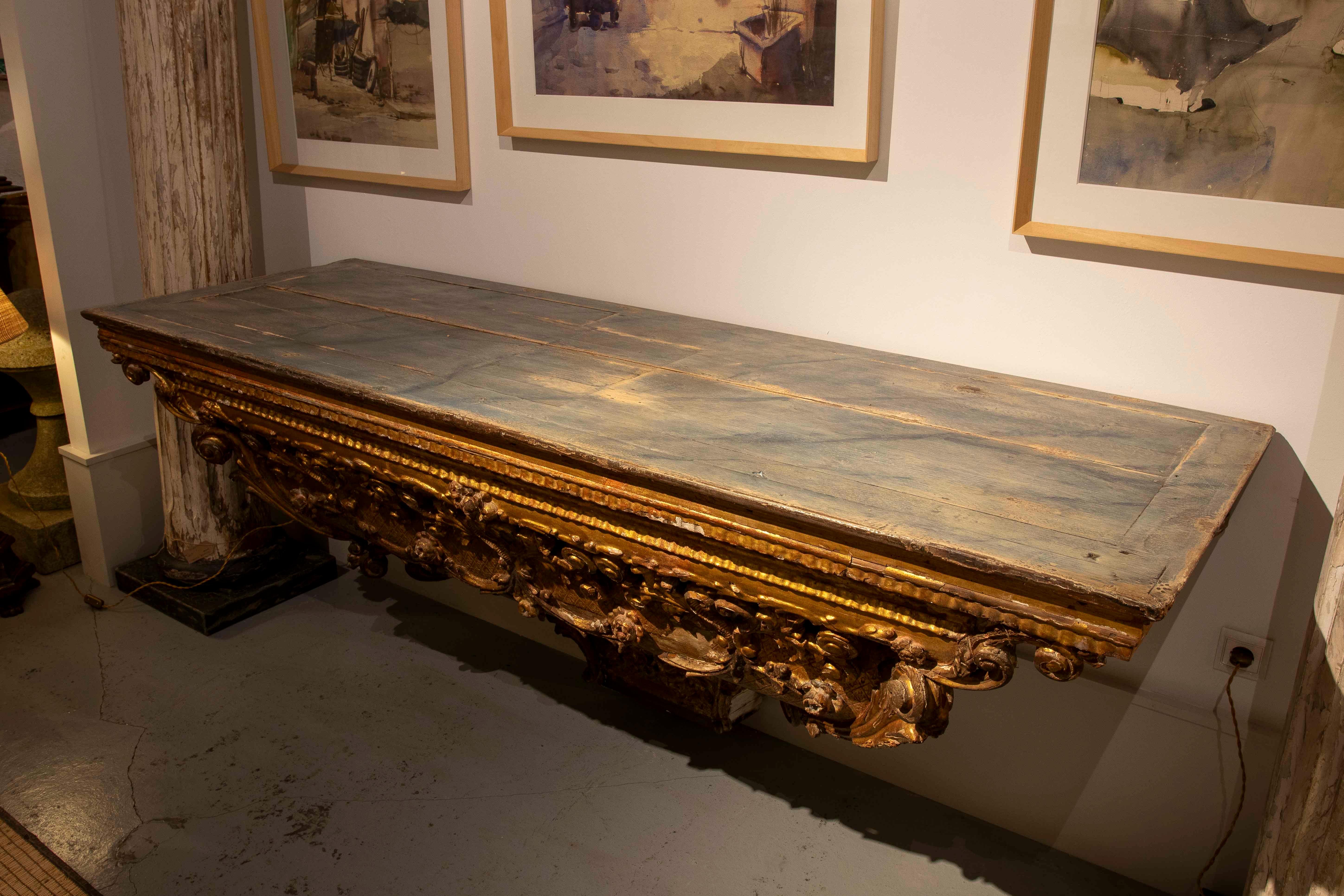 Console murale en bois du XVIIIe d'un autel ancien, polychrome et doré en vente 1