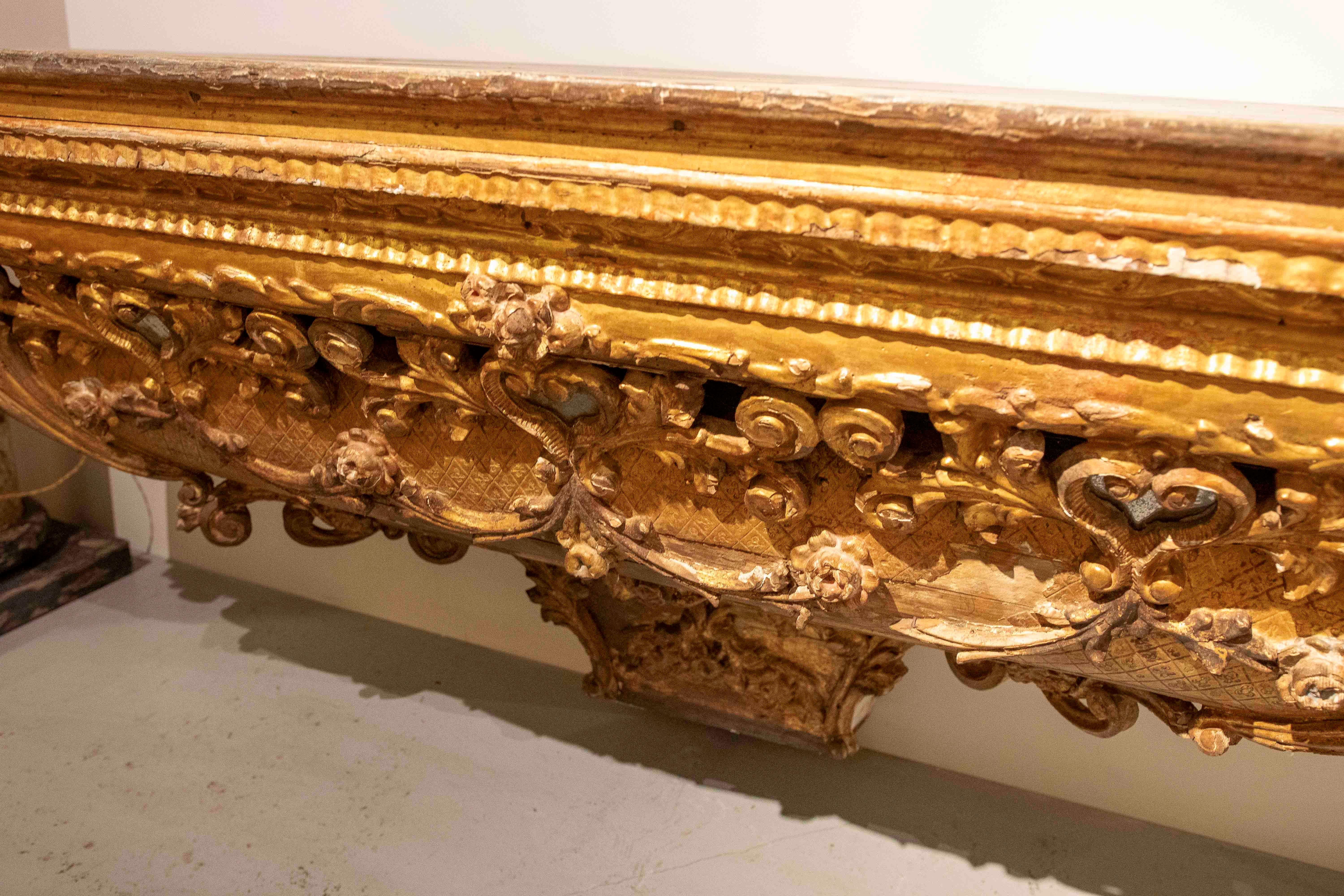 Console murale en bois du XVIIIe d'un autel ancien, polychrome et doré en vente 2