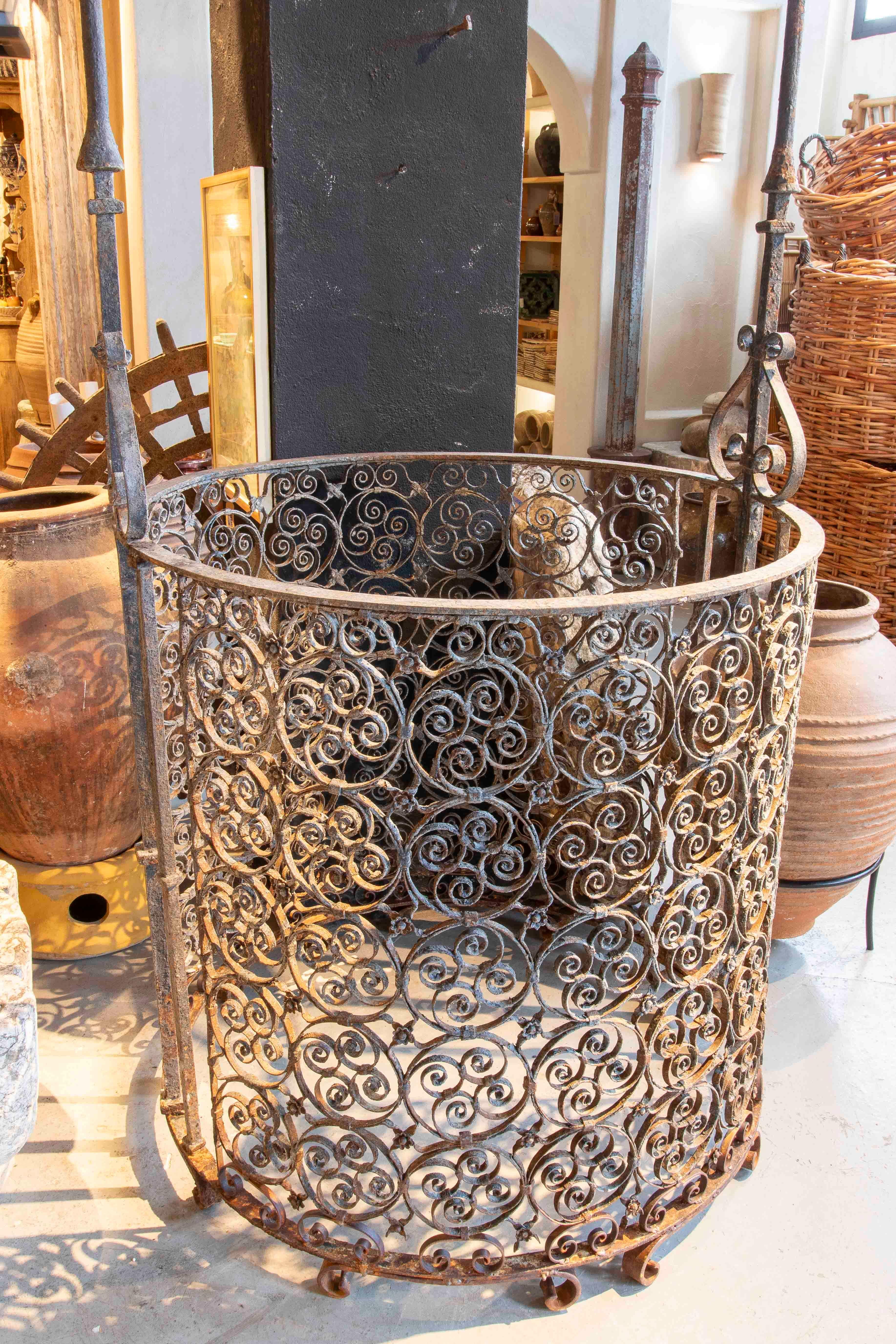 18th Wrought Iron Well with Lantern and Scrollwork In Good Condition For Sale In Marbella, ES