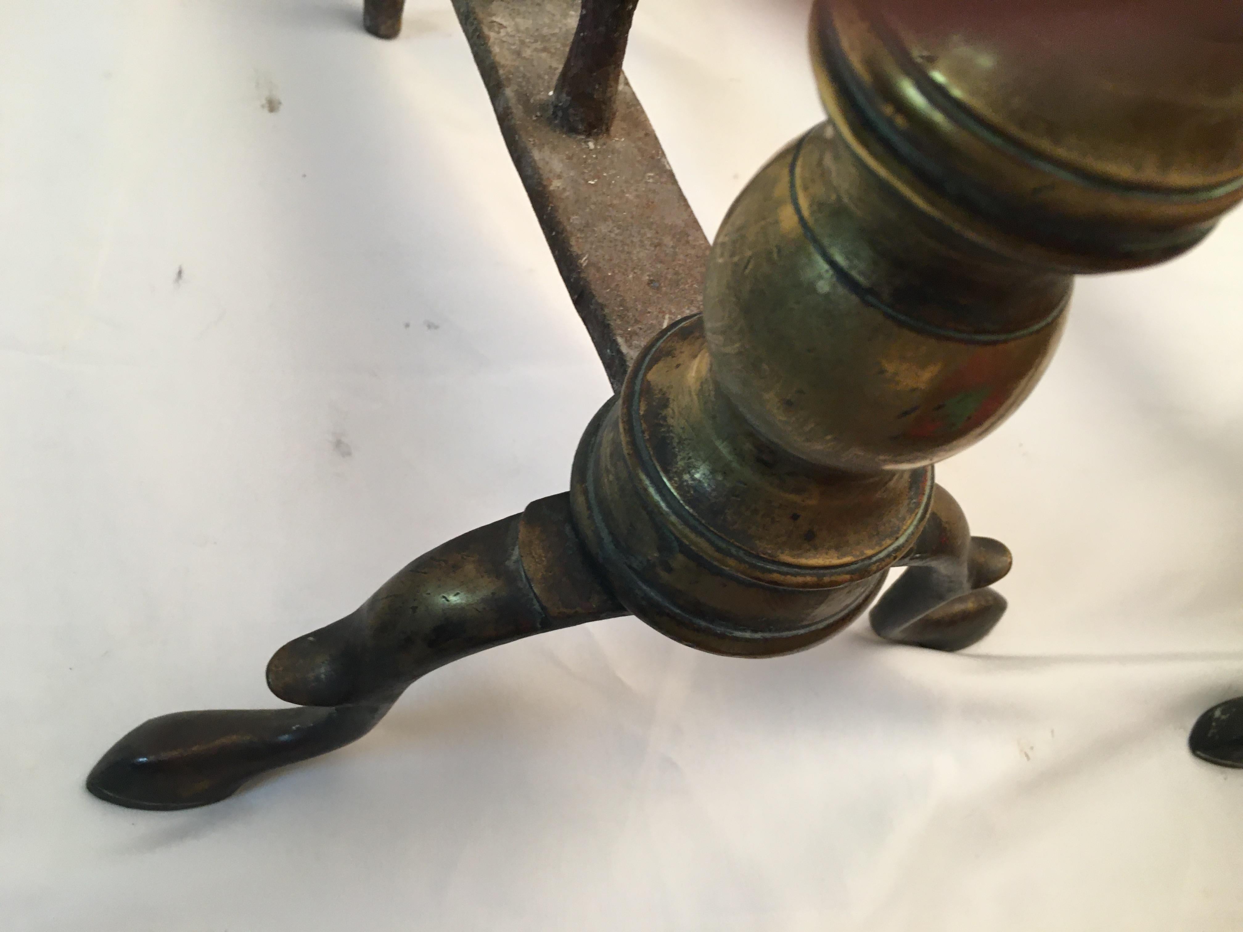 18. Jahrhundert American Chippendale Messing Kanonenkugel Andiron Firedog Pair mit Log Stops im Zustand „Gut“ im Angebot in Savannah, GA