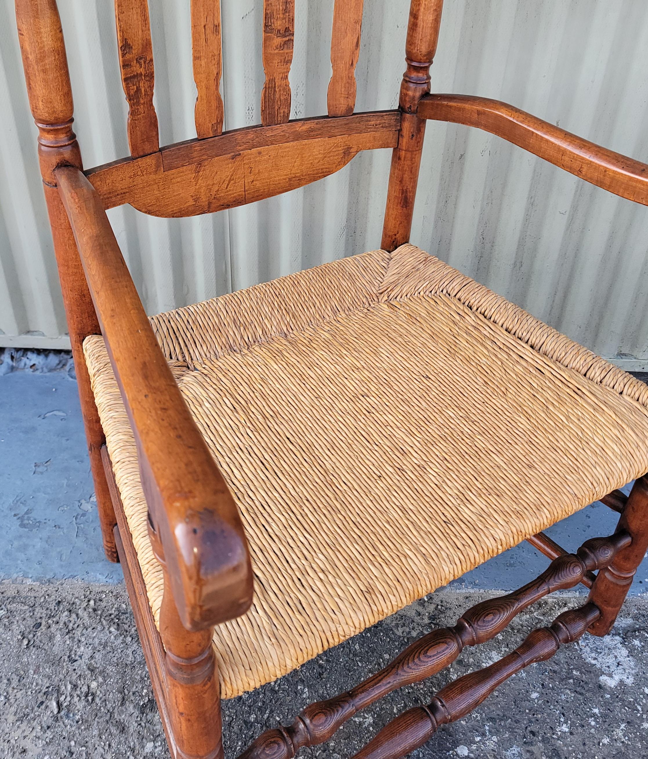 18Thc Banister zurück Stuhl aus New England mit handgeflochtenen frühen Sitz .Der Zustand ist sehr gut und robust.