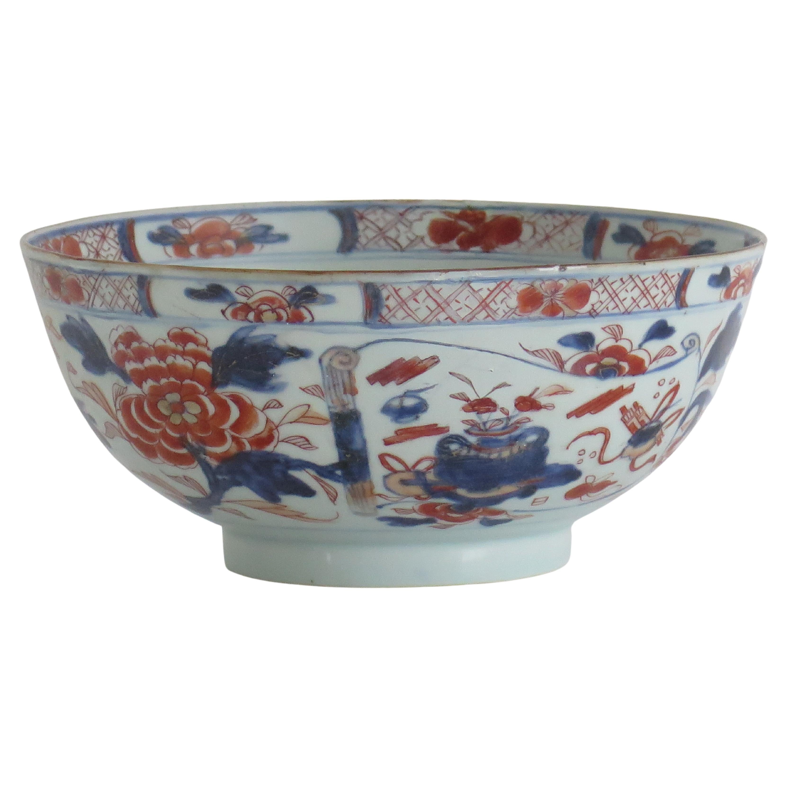 18thC. Bol en porcelaine d'exportation chinoise Imari peint à la main de 9 pouces de diamètre Qing vers 1730