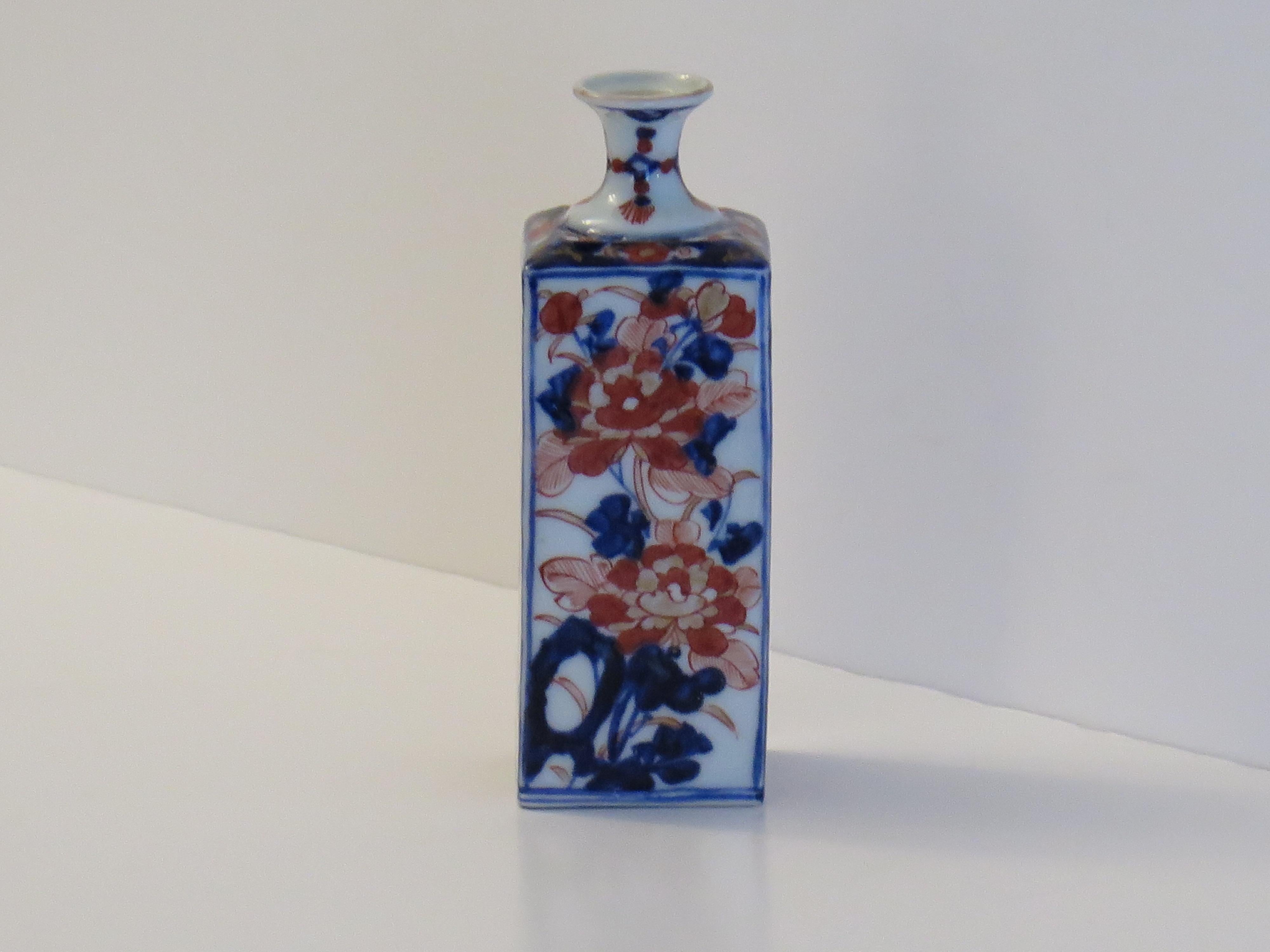 18thC. Chinese Export Porcelain Bottle Vase Hand Painted Imari, Qing Ca 1740 In Good Condition For Sale In Lincoln, Lincolnshire