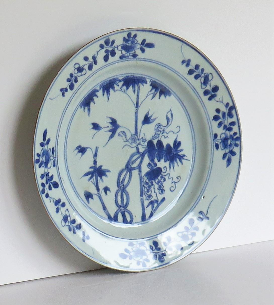 18thC Chinese Porcelain Plate Blue and White squirrels in Bamboo Qing circa 1730 In Good Condition In Lincoln, Lincolnshire