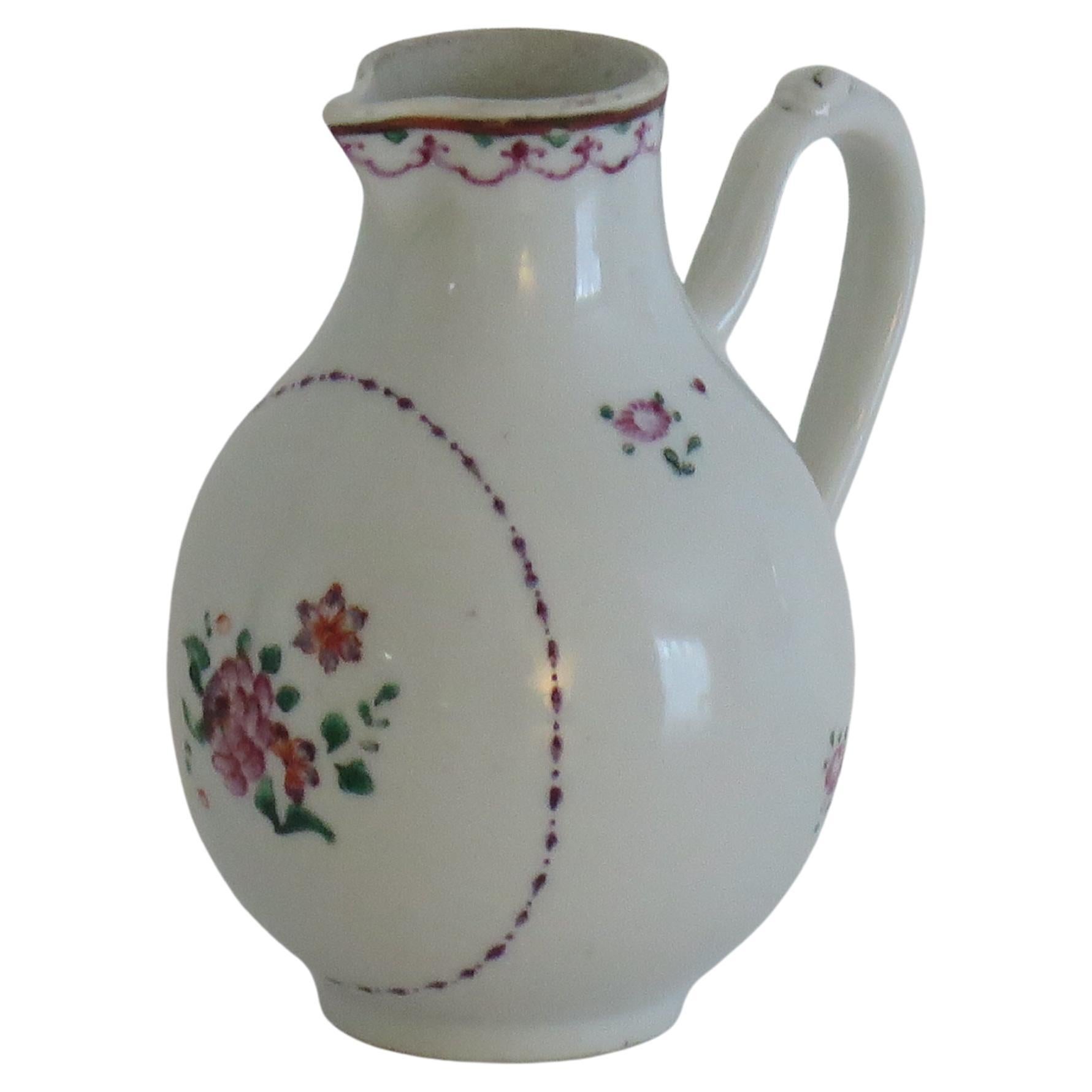 Brocca cinese a becco di passero del XVIII secolo in porcellana Famille Rose dipinta a mano, 1775 ca. in vendita