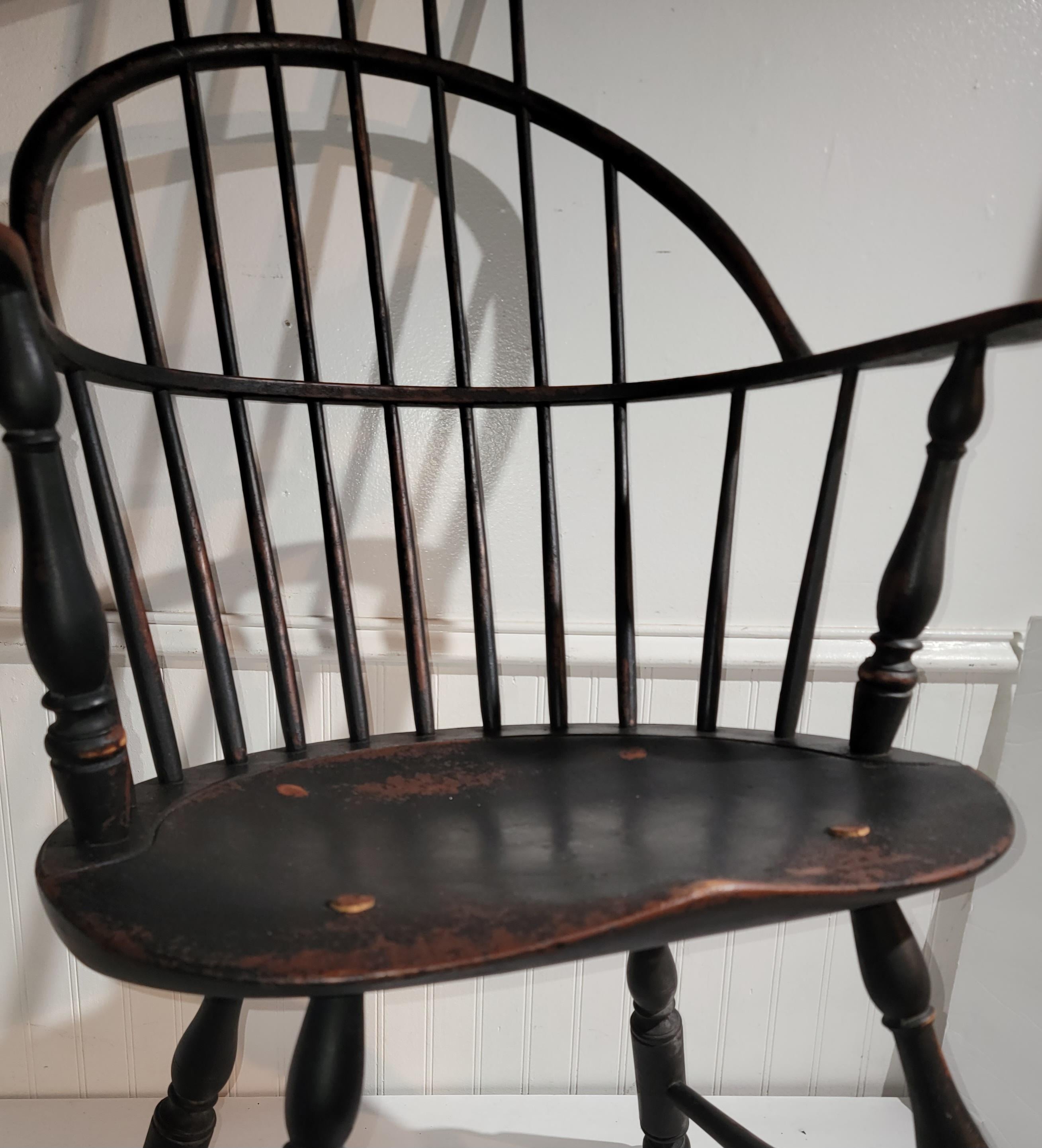 Cette étonnante copie ou reproduction originale peinte du XVIIIe siècle d'une chaise Windsor de Nouvelle-Angleterre. Ces chaises Windsor fabriquées à la main sur banc sont identiques aux chaises antiques d'origine.