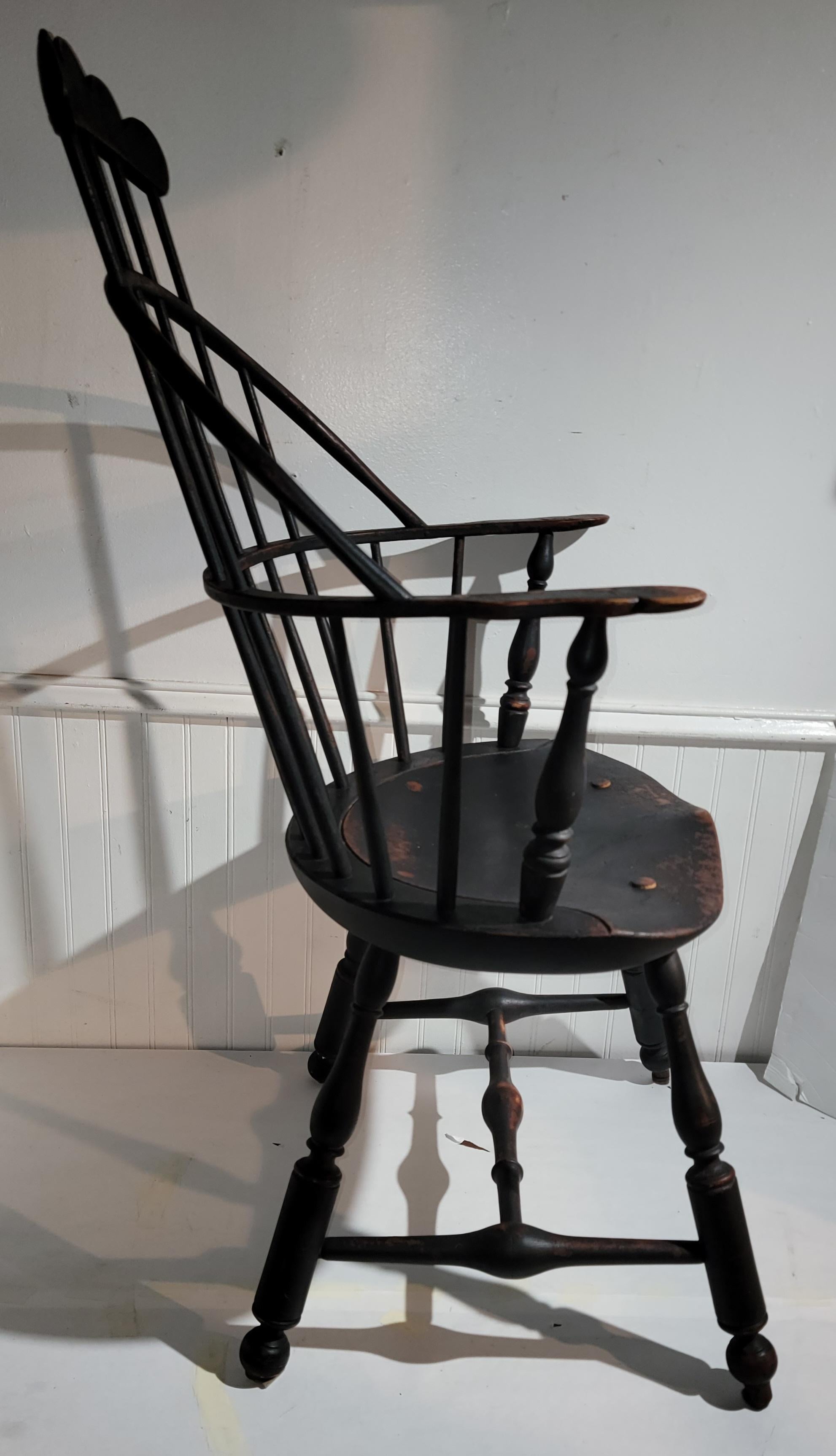 18. Jahrhundert Kamm zurück New England Windsor Reproduktion Stuhl (amerikanisch) im Angebot