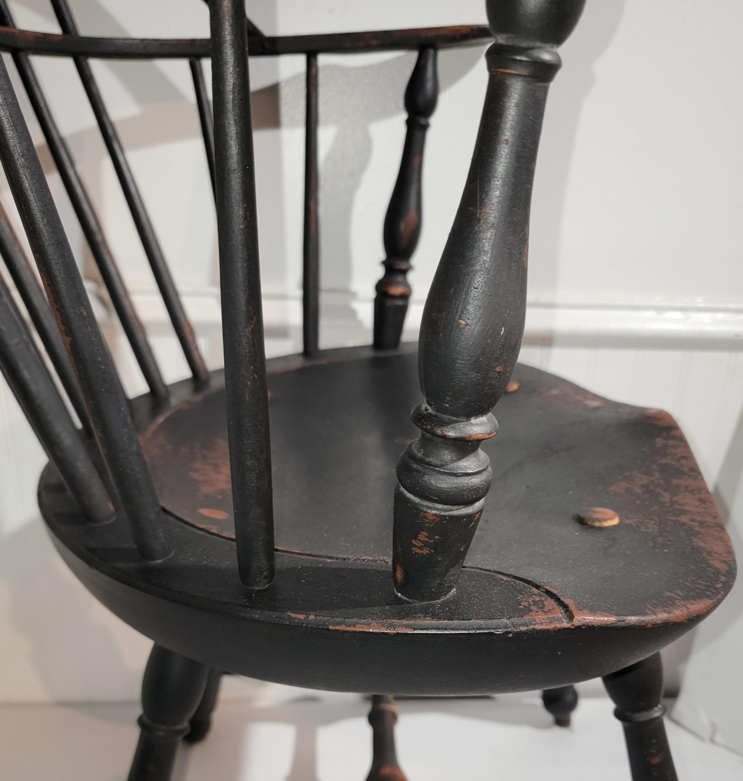18. Jahrhundert Kamm zurück New England Windsor Reproduktion Stuhl (Gemalt) im Angebot