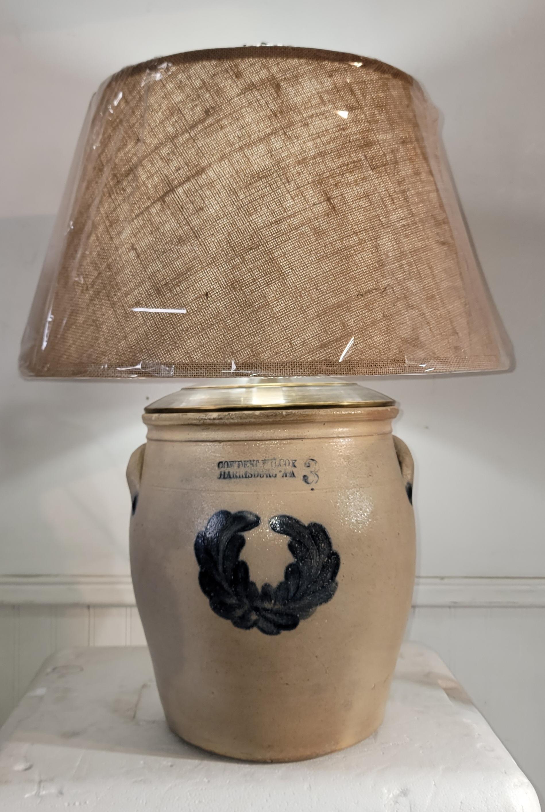 Adirondack Lampe de bureau du 18e siècle en pierre de vache et Wilcox décorée à 3gals en vente