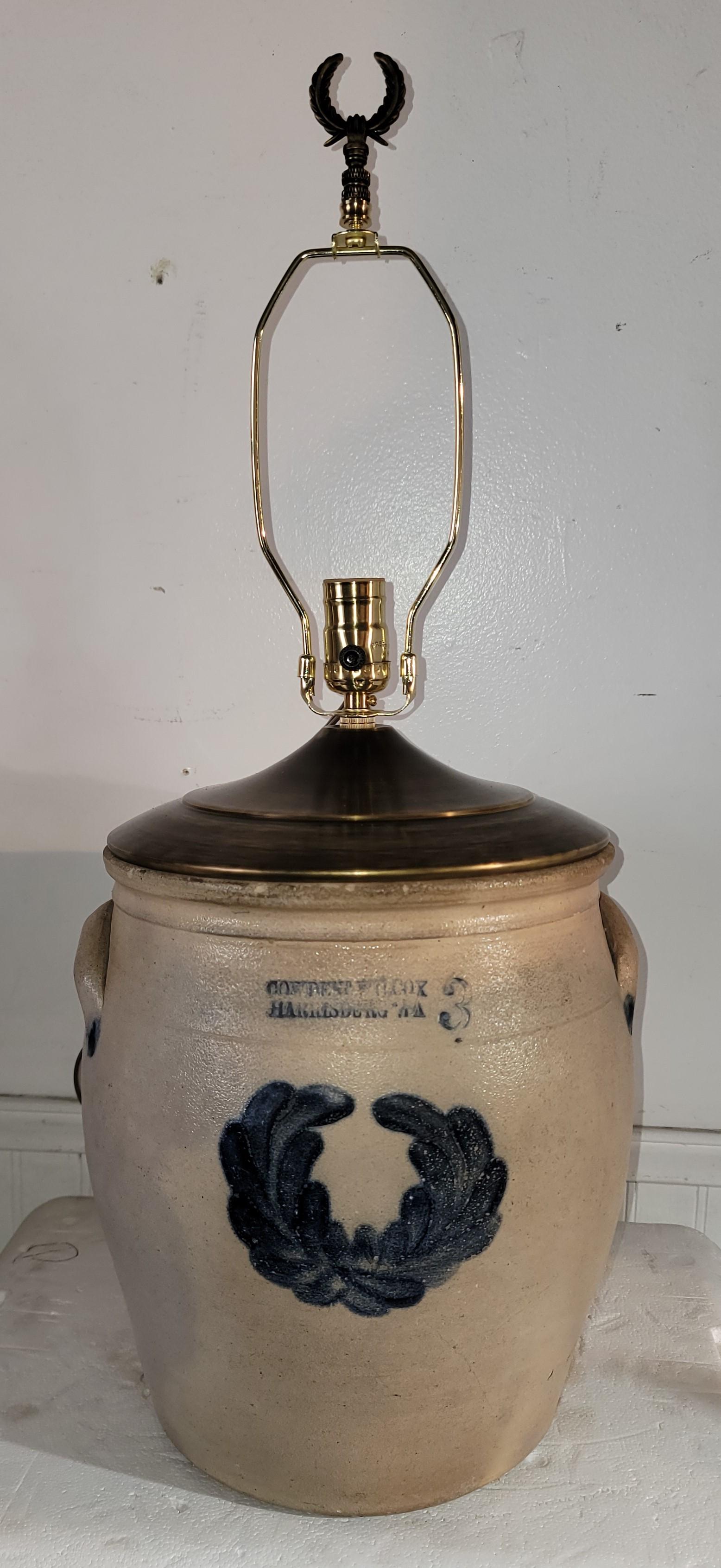 Américain Lampe de bureau du 18e siècle en pierre de vache et Wilcox décorée à 3gals en vente