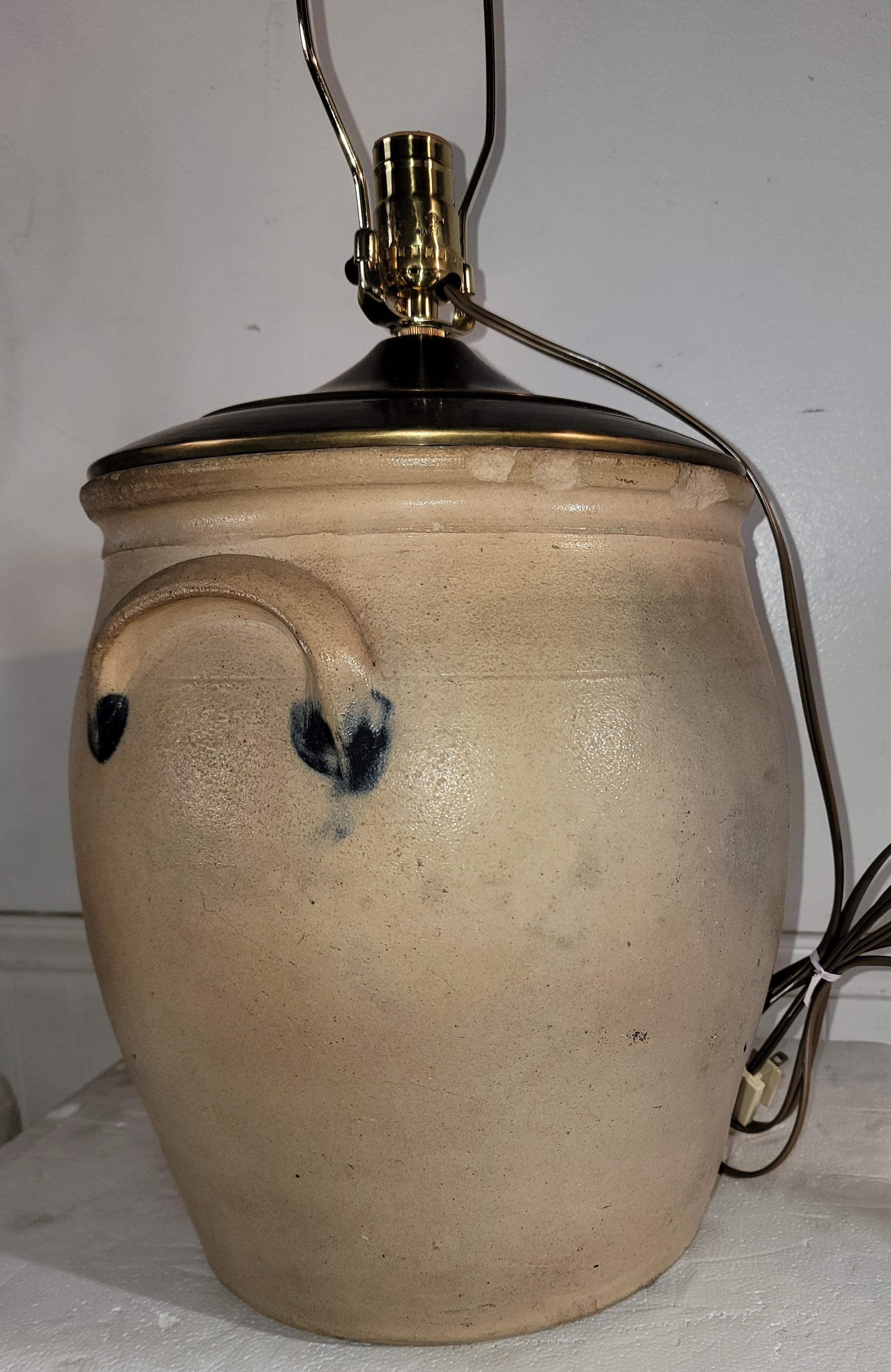 Poteries Lampe de bureau du 18e siècle en pierre de vache et Wilcox décorée à 3gals en vente