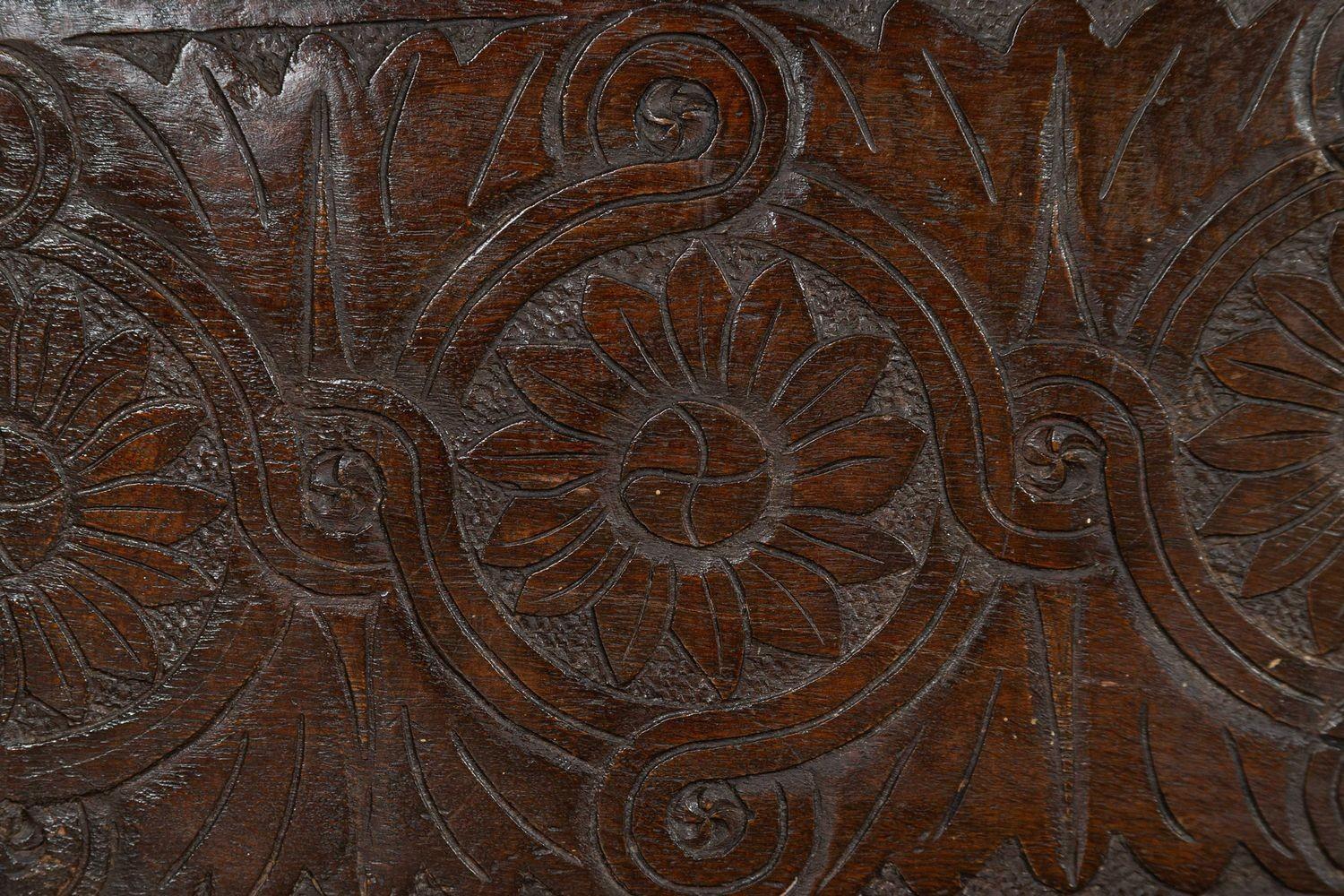 Forziere inglese in Oak intagliato del XVIII secolo 5