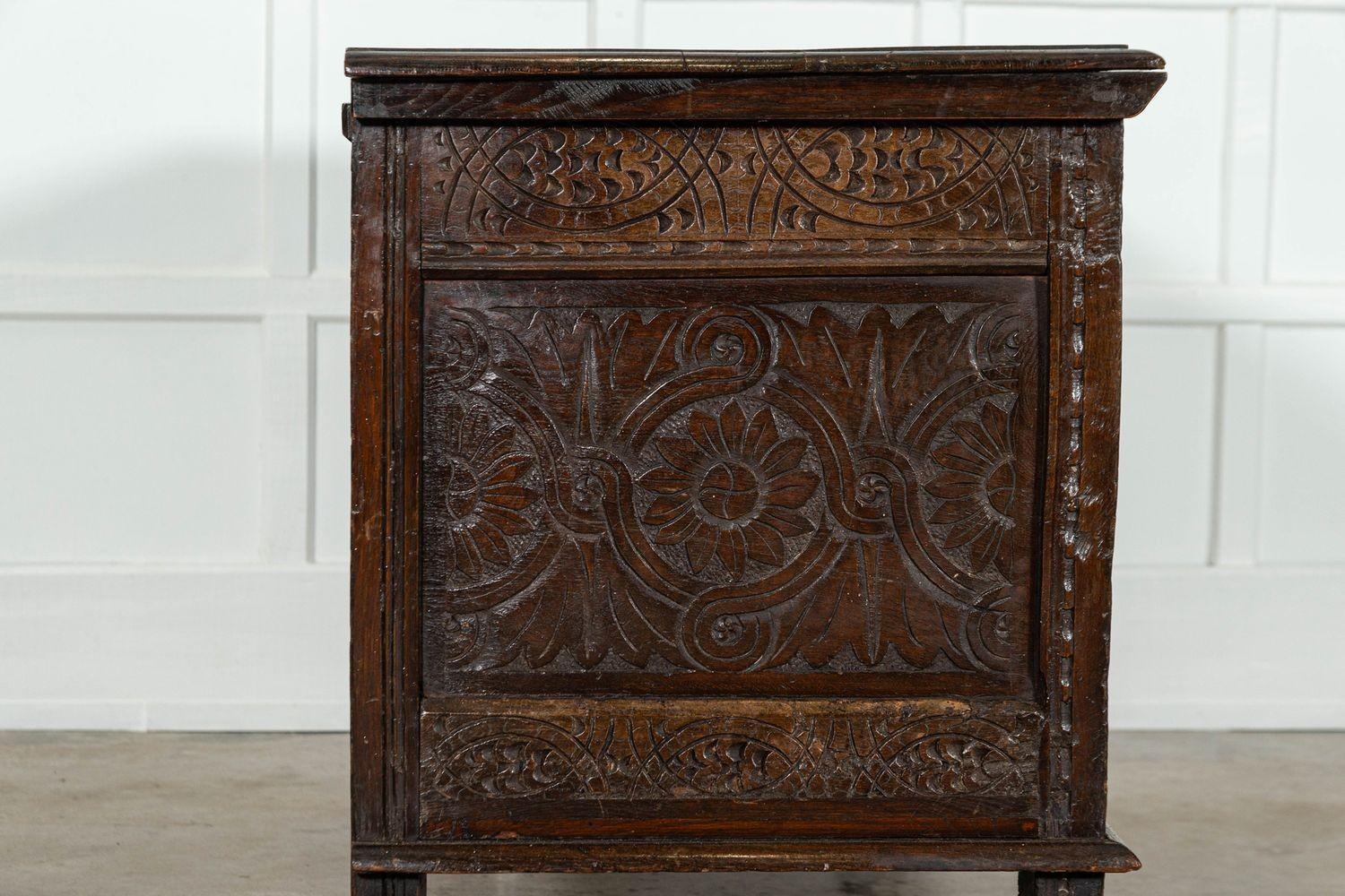 Forziere inglese in Oak intagliato del XVIII secolo 6