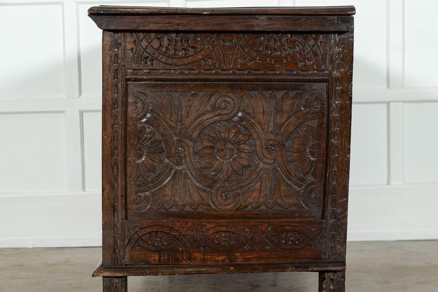 Forziere inglese in Oak intagliato del XVIII secolo 8