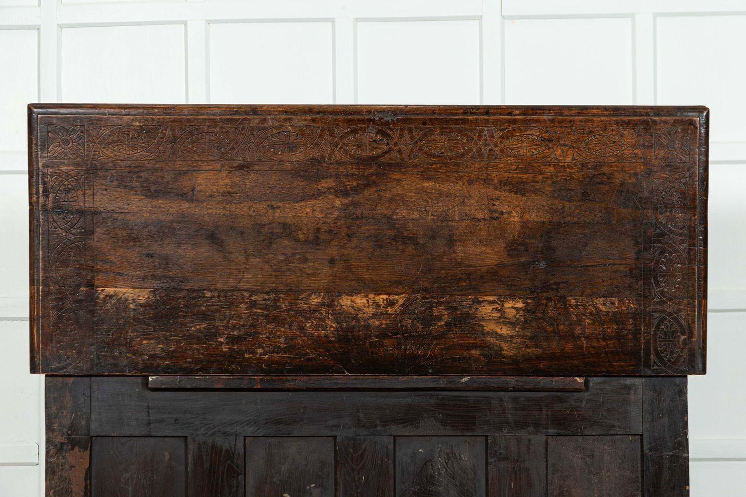 Forziere inglese in Oak intagliato del XVIII secolo 9