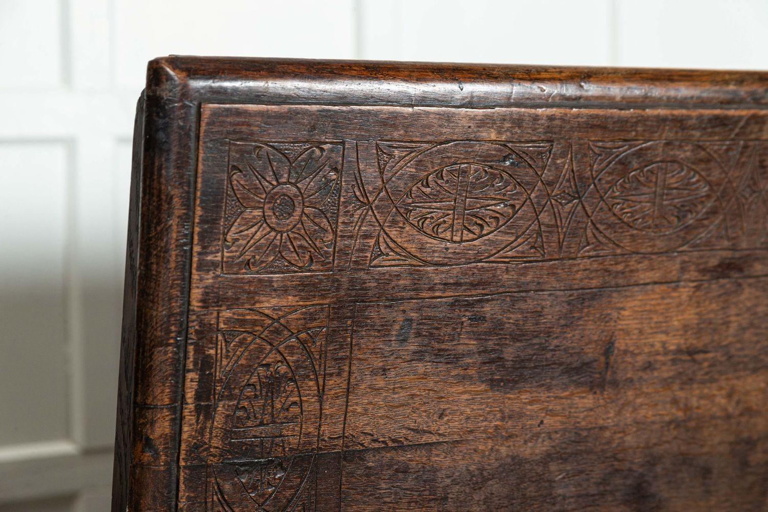 Forziere inglese in Oak intagliato del XVIII secolo 10