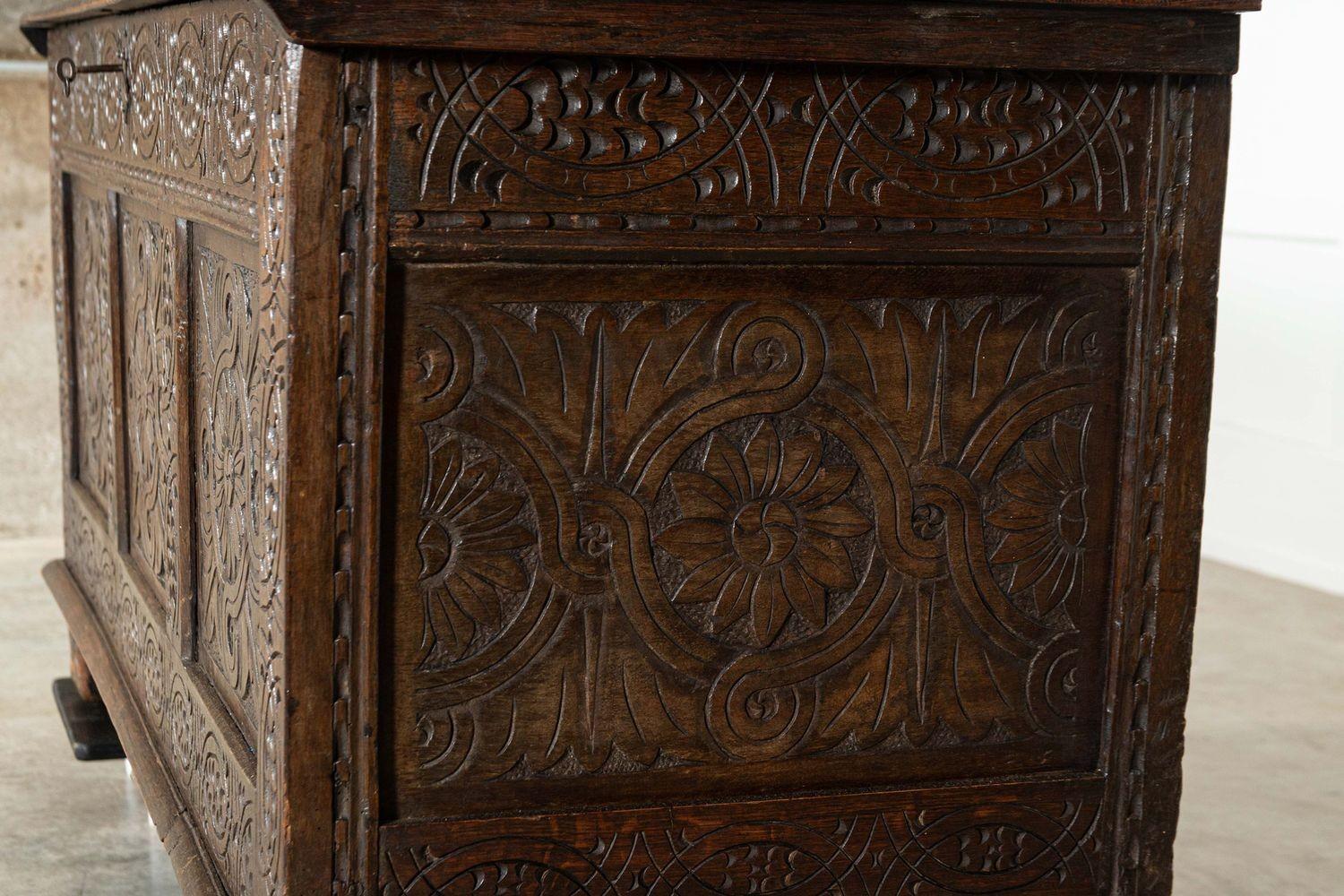 Forziere inglese in Oak intagliato del XVIII secolo 11