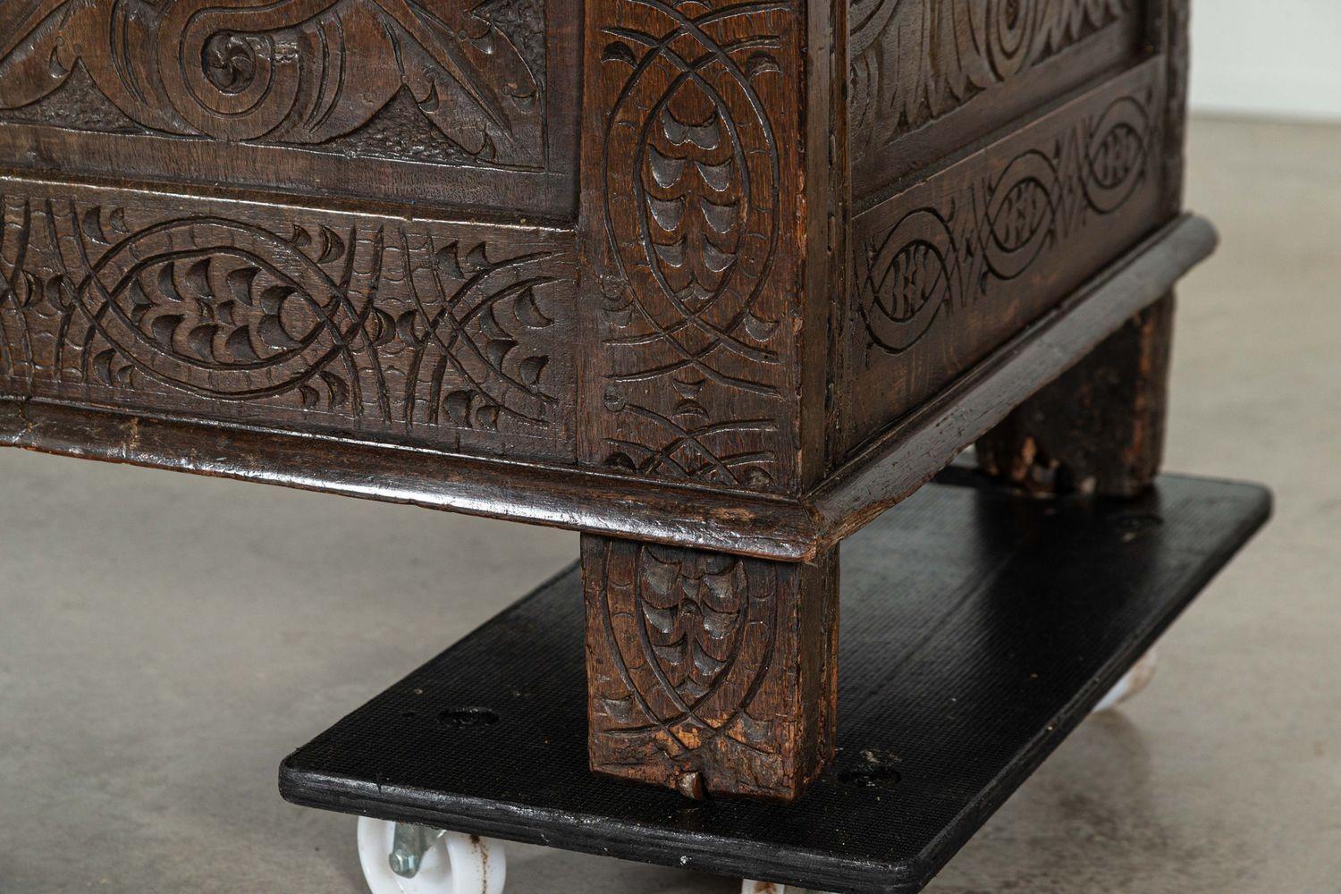 Forziere inglese in Oak intagliato del XVIII secolo 13