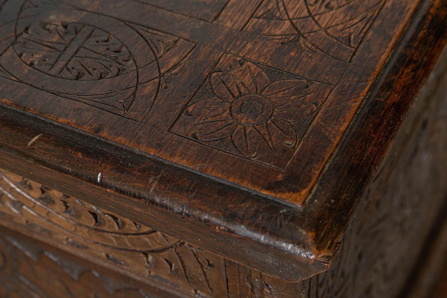 Forziere inglese in Oak intagliato del XVIII secolo 14