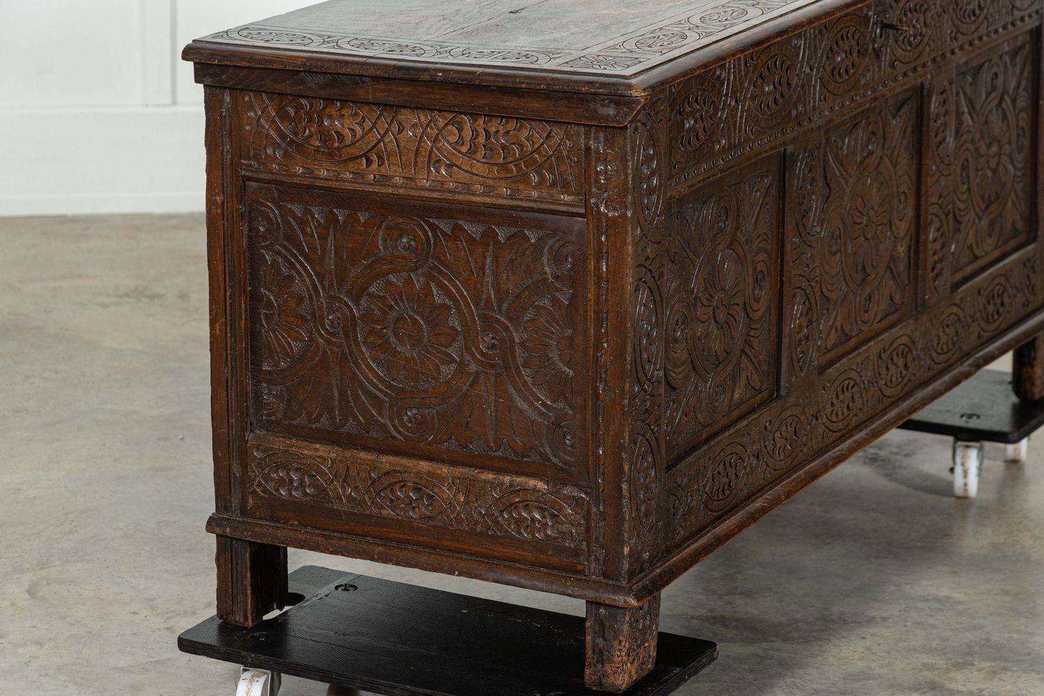 circa 1750
Forziere inglese in Oak intagliato del XVIII secolo
sku 1887
W145 x D58 x H72 cm
Peso 50 kg