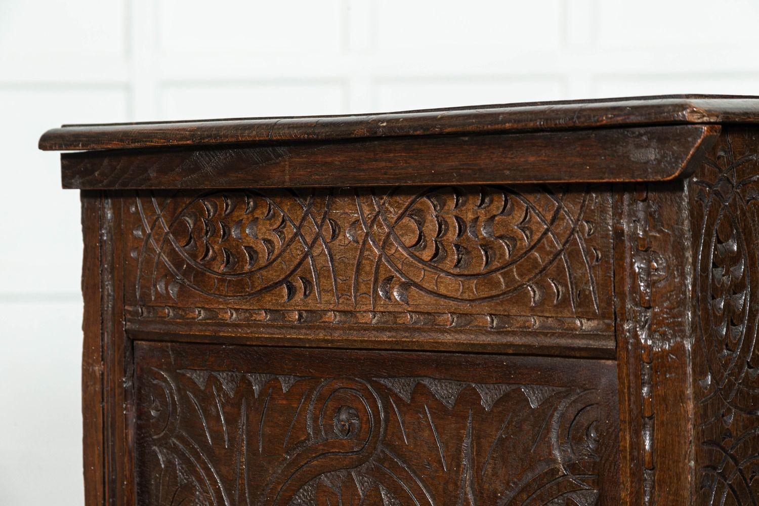 Forziere inglese in Oak intagliato del XVIII secolo 15