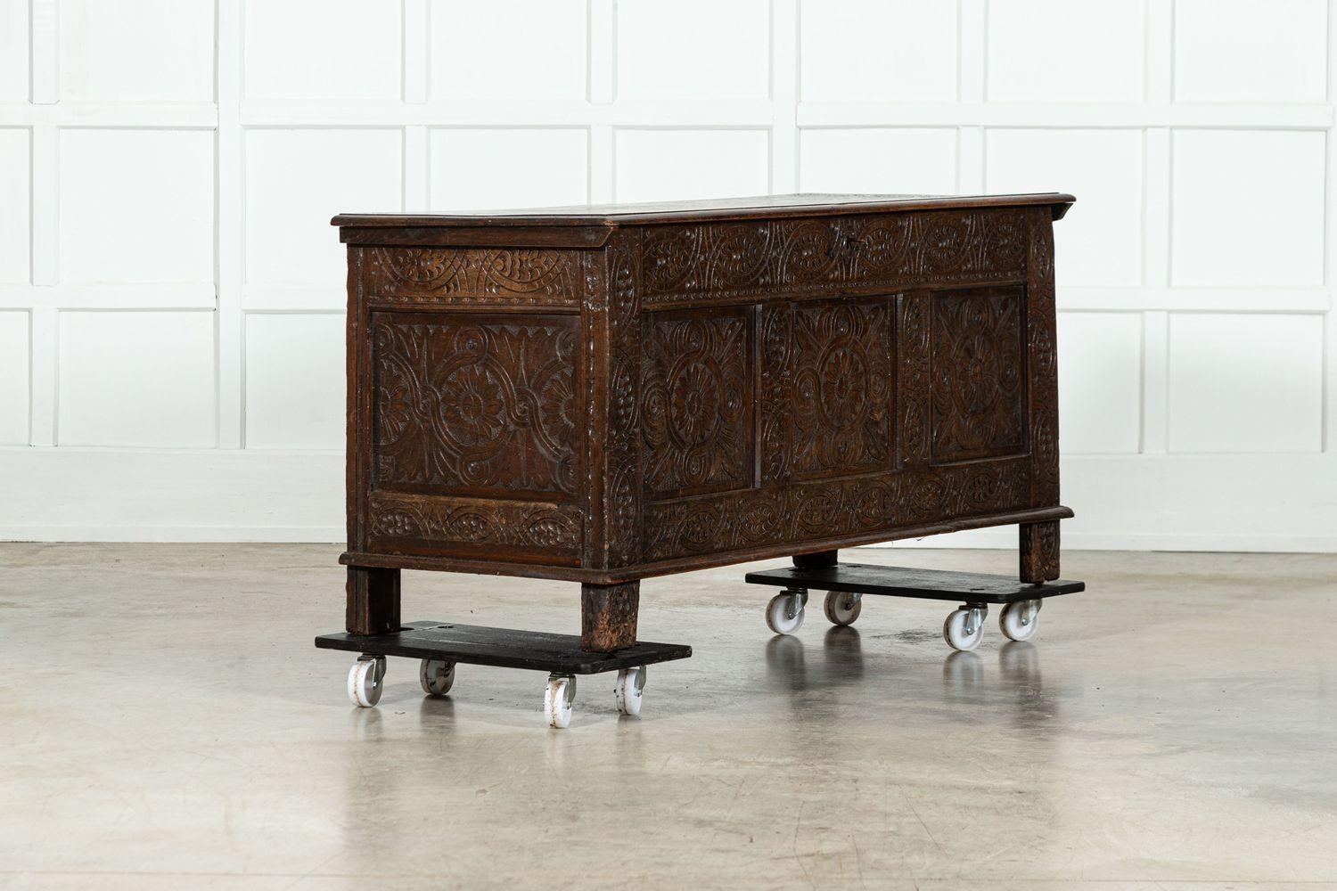 Forziere inglese in Oak intagliato del XVIII secolo In condizioni buone a Staffordshire, GB