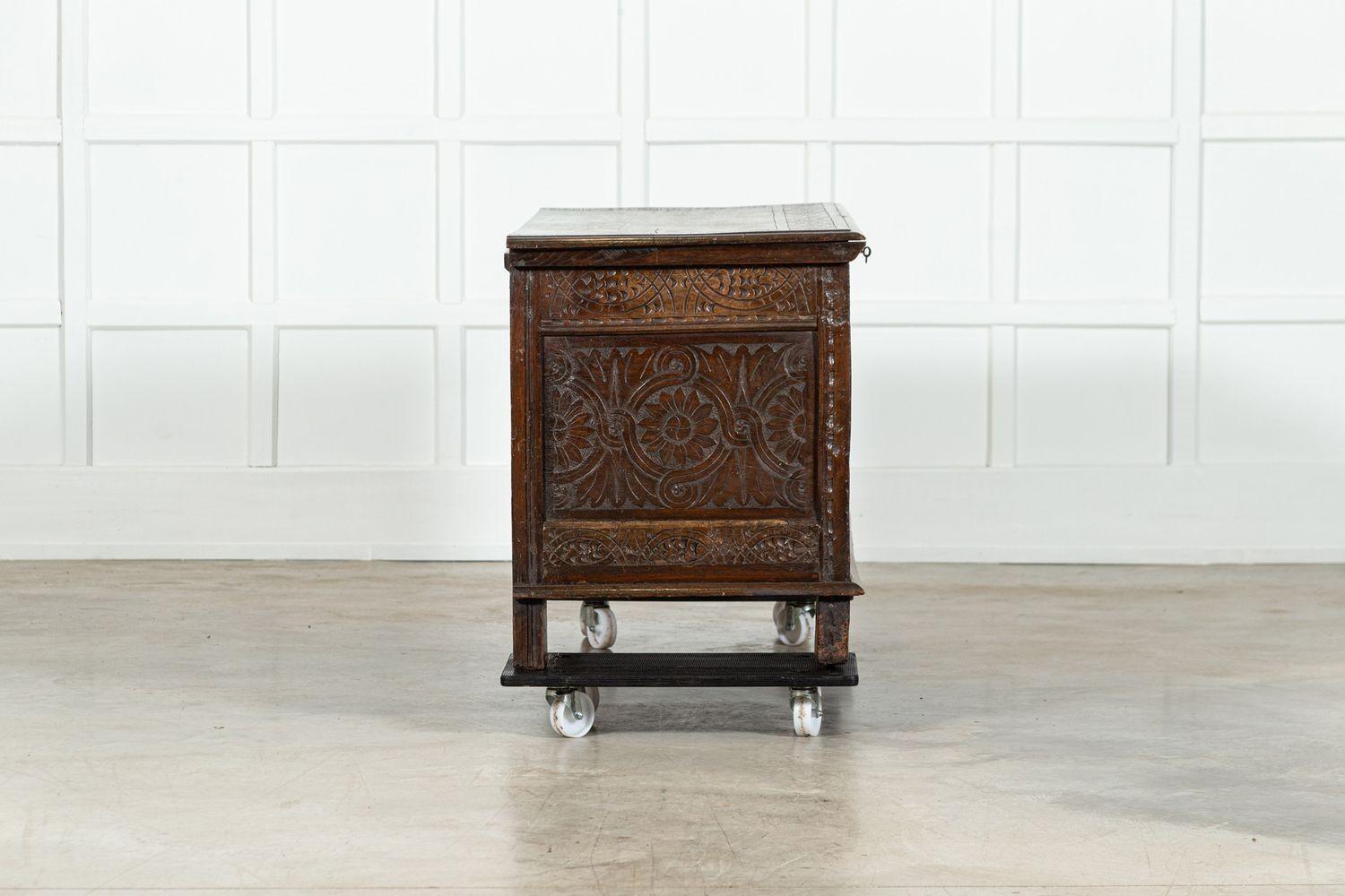 Forziere inglese in Oak intagliato del XVIII secolo 1