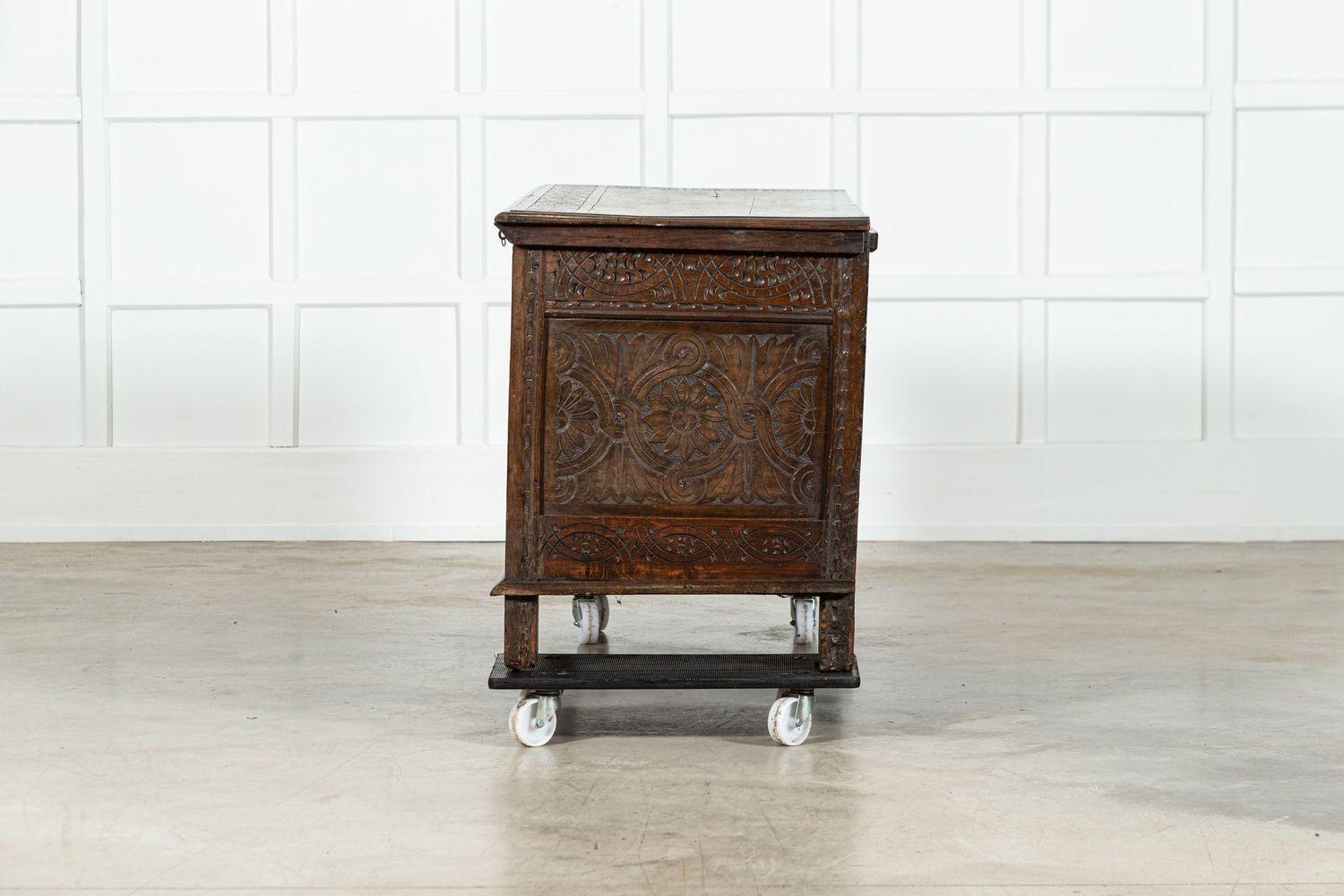 Forziere inglese in Oak intagliato del XVIII secolo 2