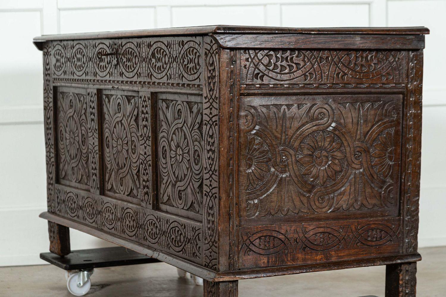 Forziere inglese in Oak intagliato del XVIII secolo 3