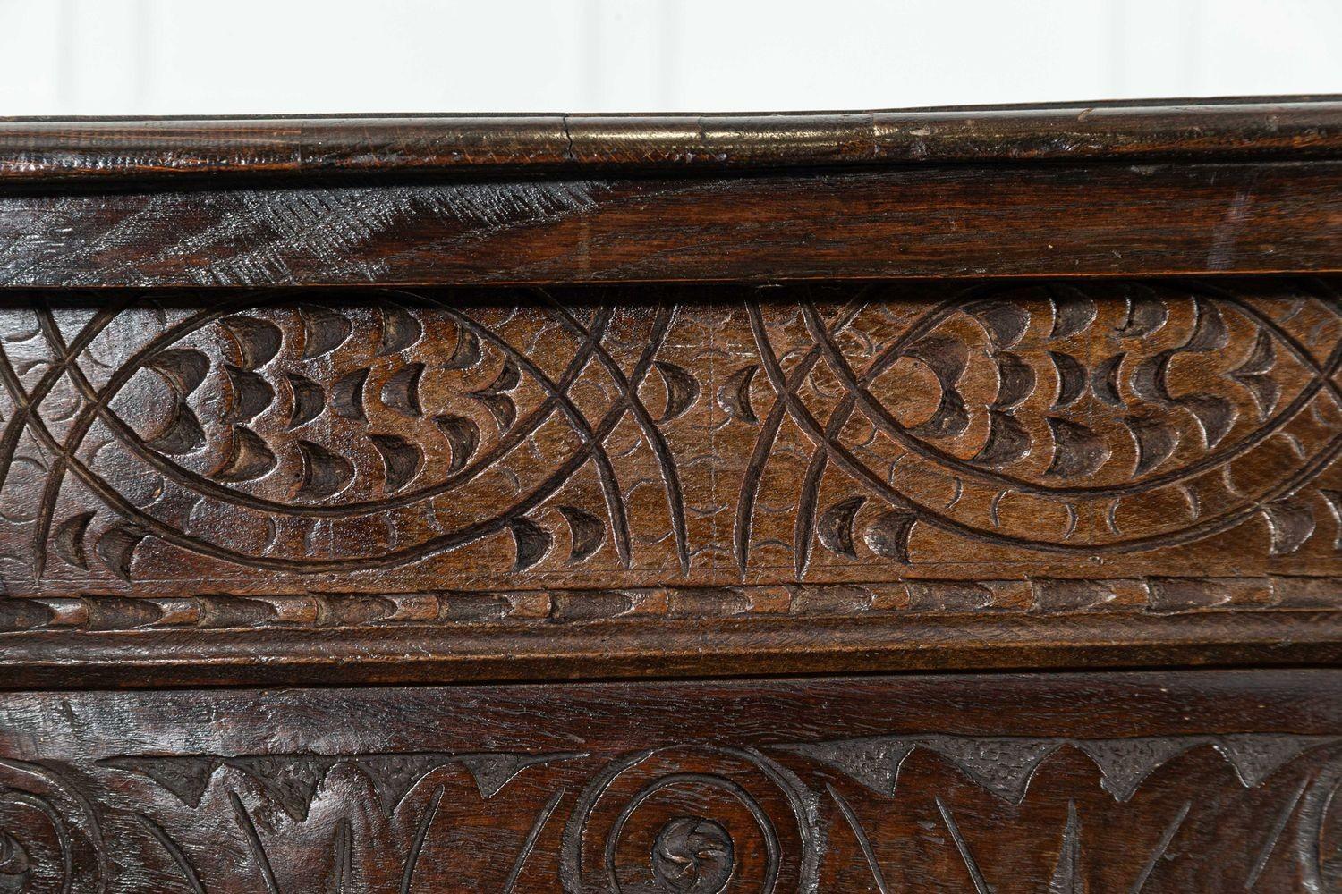 Forziere inglese in Oak intagliato del XVIII secolo 4