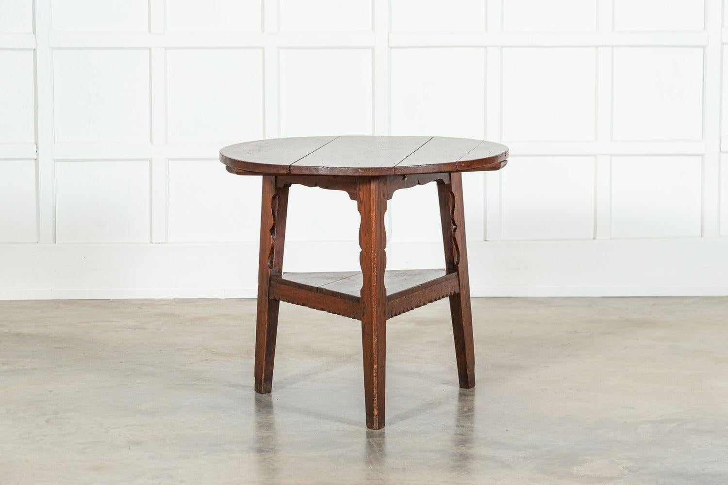 Table de cricket en orme et pin sculpté du XVIIIe siècle en vente 5