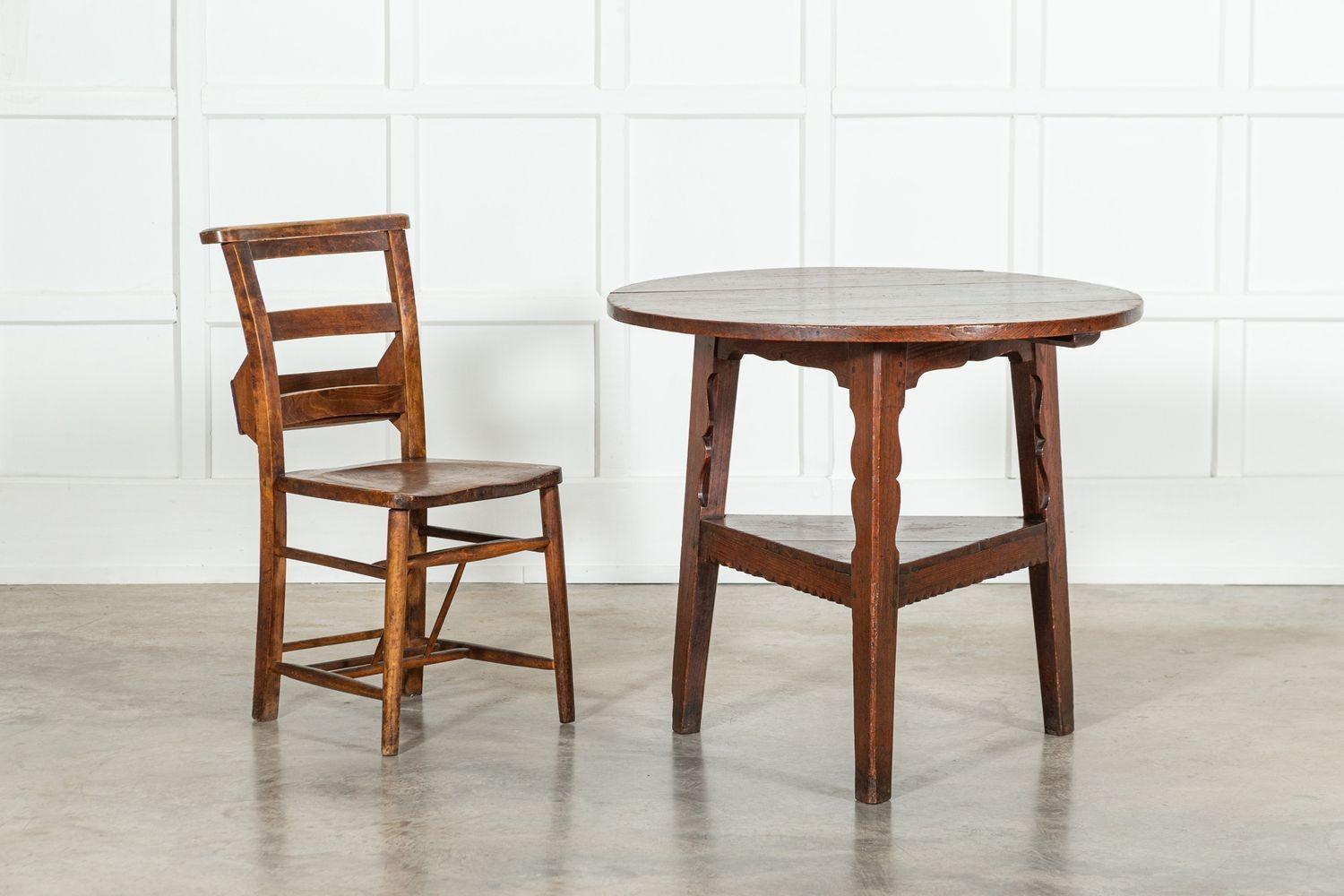 Orme Table de cricket en orme et pin sculpté du XVIIIe siècle en vente
