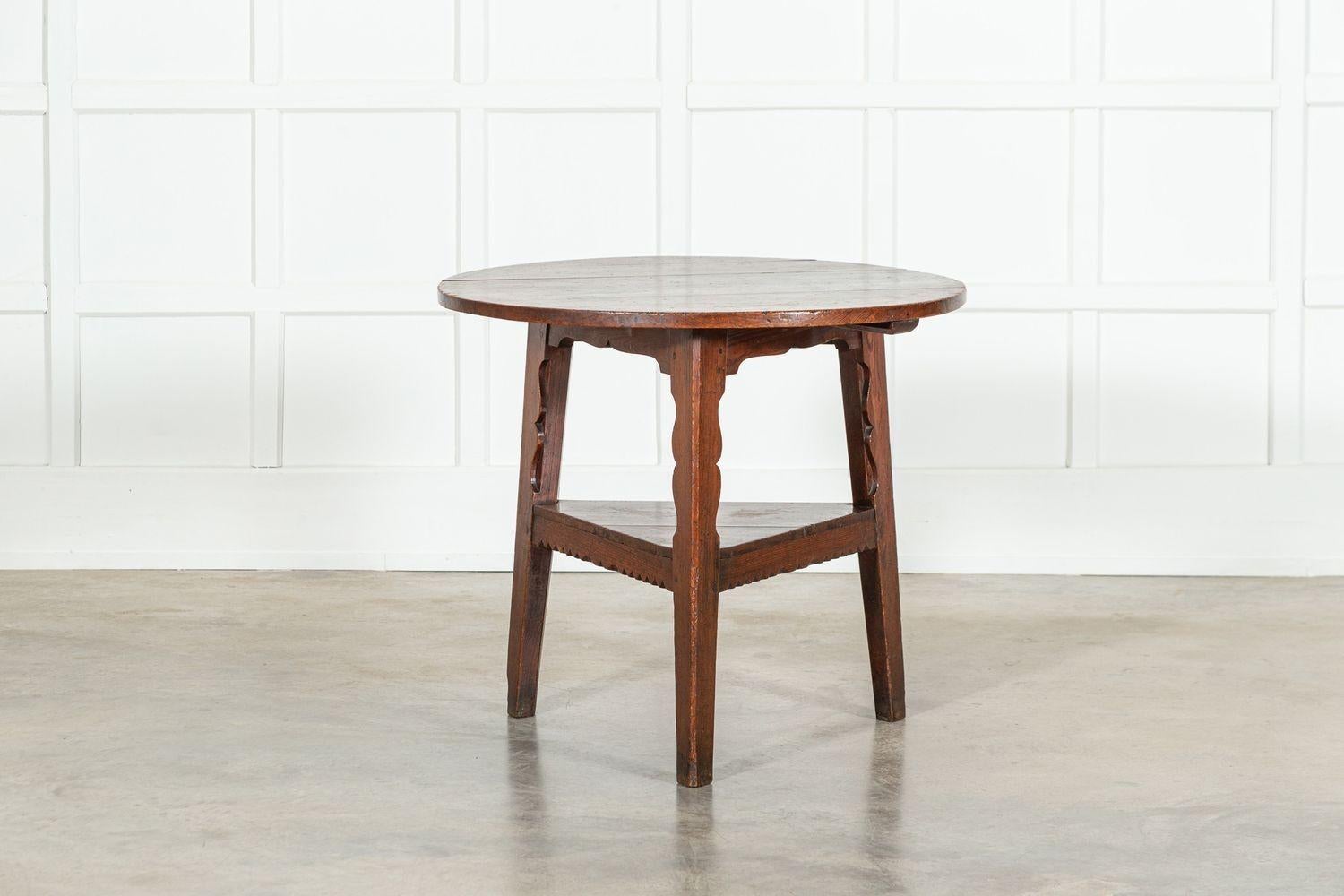 Table de cricket en orme et pin sculpté du XVIIIe siècle en vente 1
