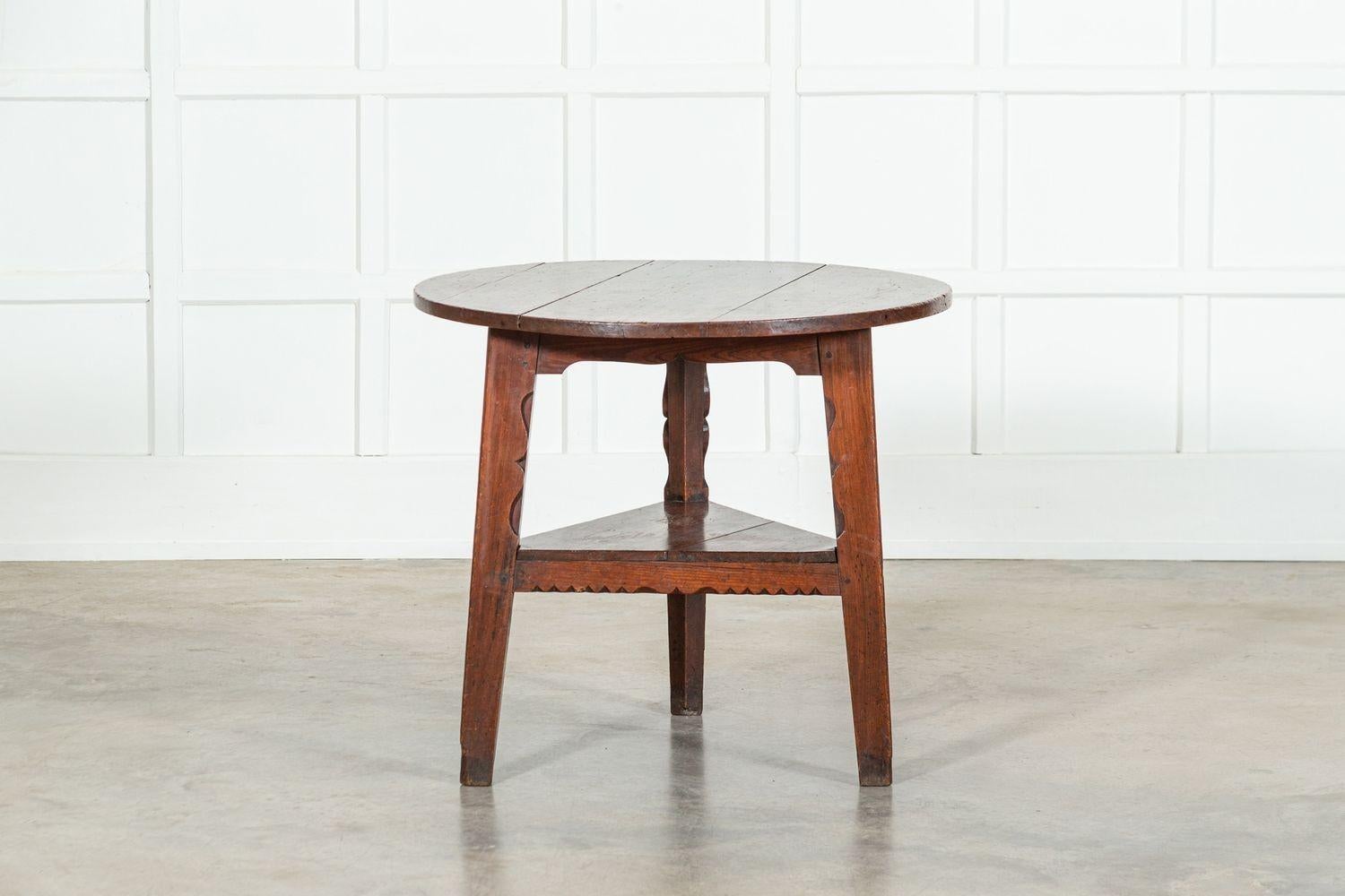 Table de cricket en orme et pin sculpté du XVIIIe siècle en vente 2