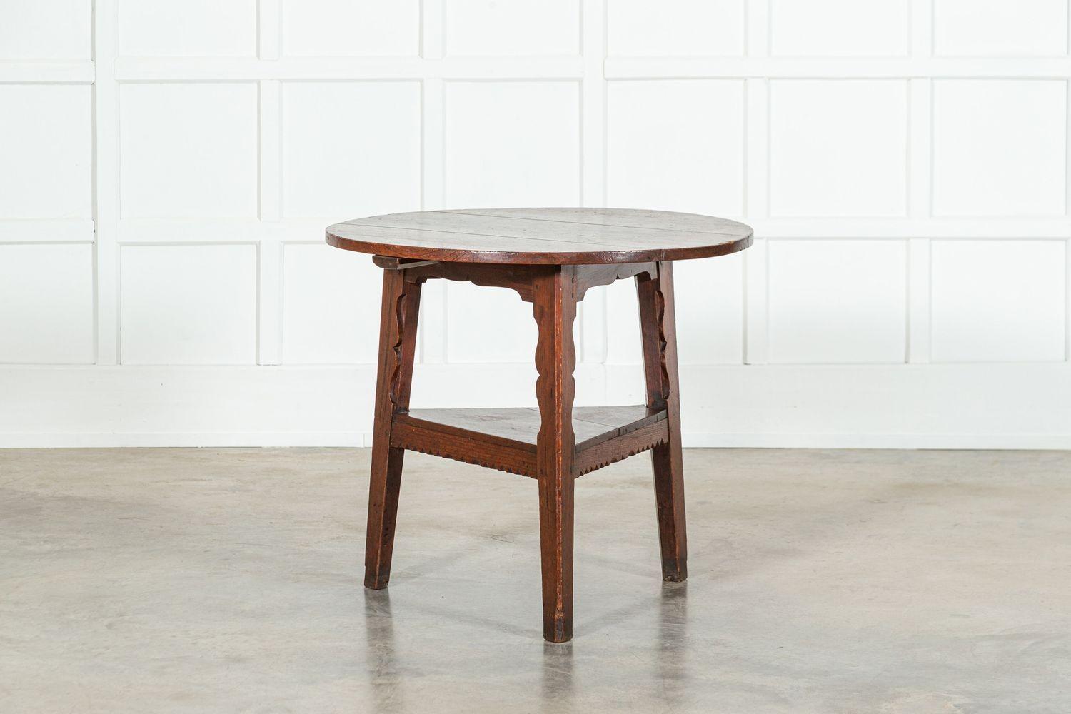 Table de cricket en orme et pin sculpté du XVIIIe siècle en vente 3