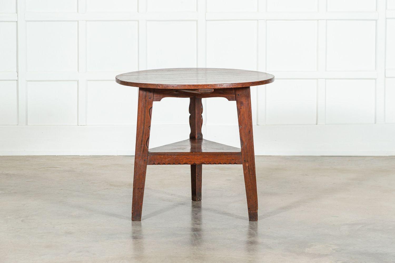 Table de cricket en orme et pin sculpté du XVIIIe siècle en vente 4