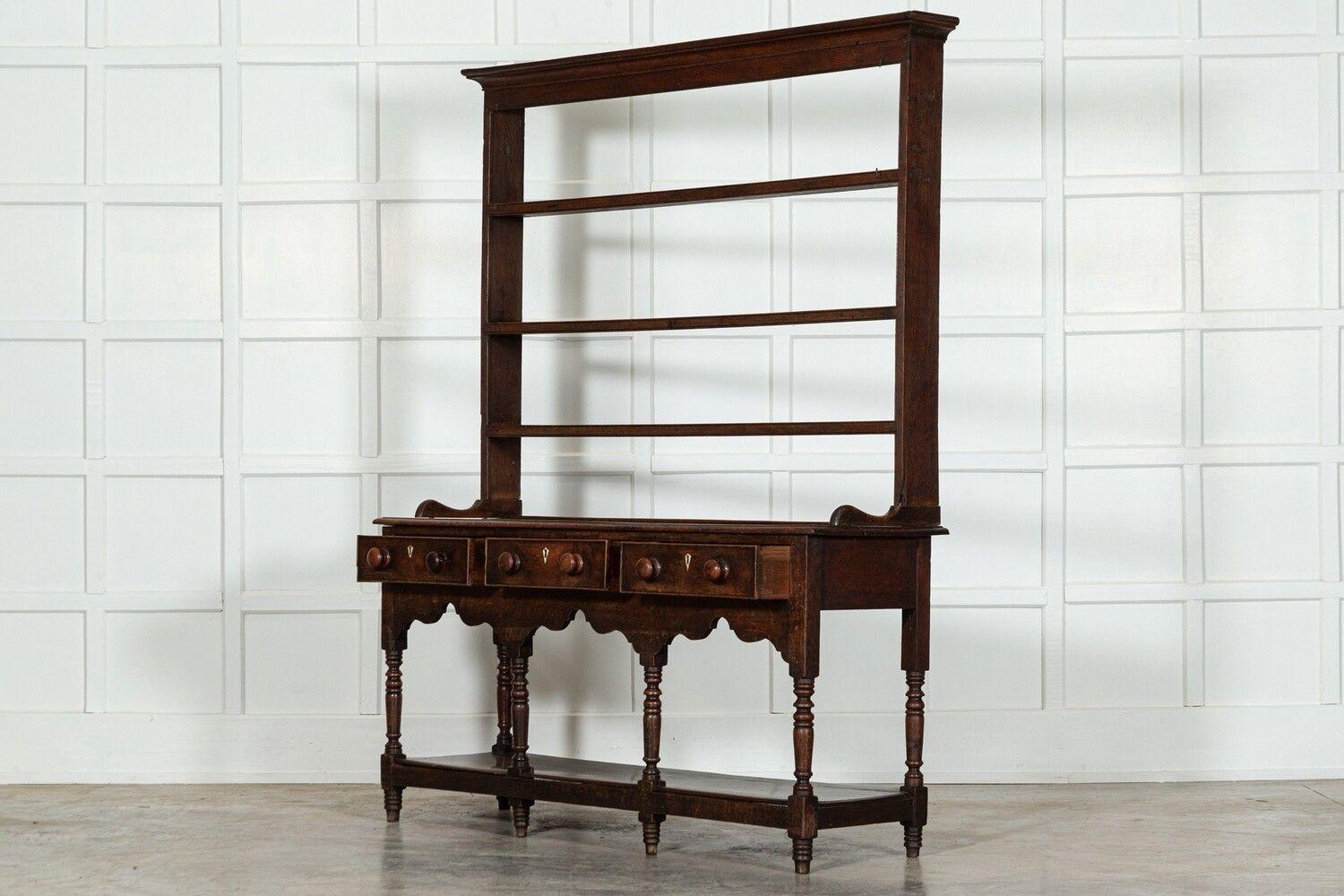 Chêne XVIIIe siècle Anglais George II Oak Potboard Dresser en vente