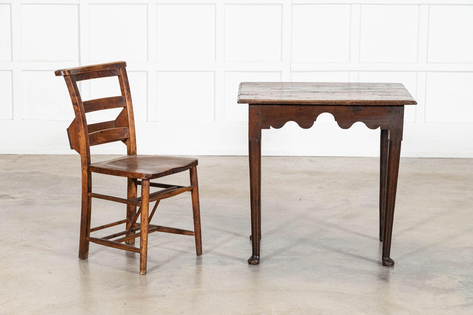 Mesa auxiliar inglesa de roble del siglo XVIII siglo XVIII y antes en venta