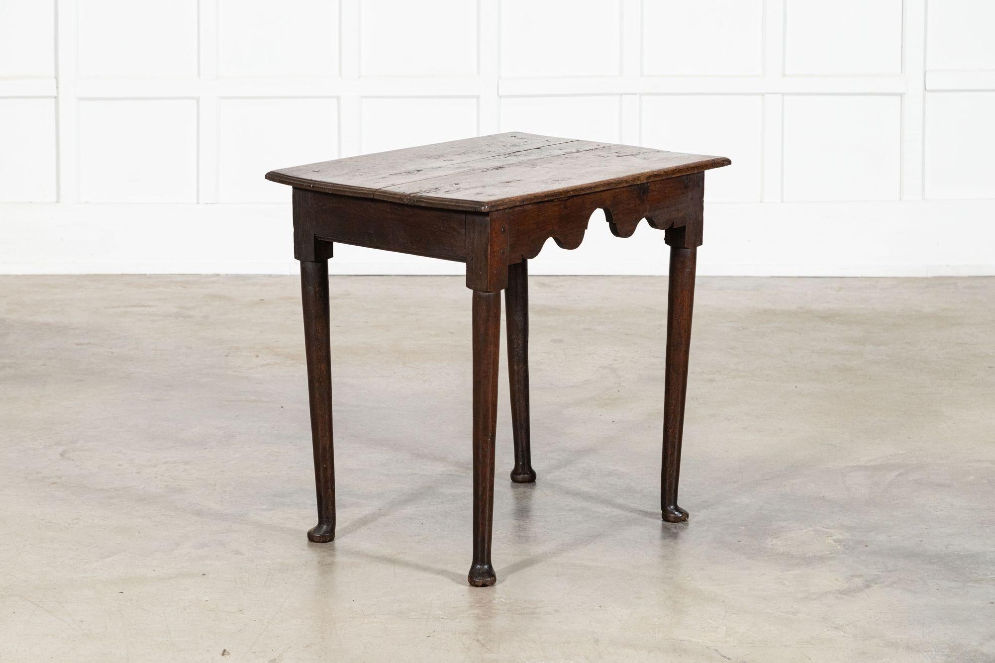 Mesa auxiliar inglesa de roble del siglo XVIII Roble en venta