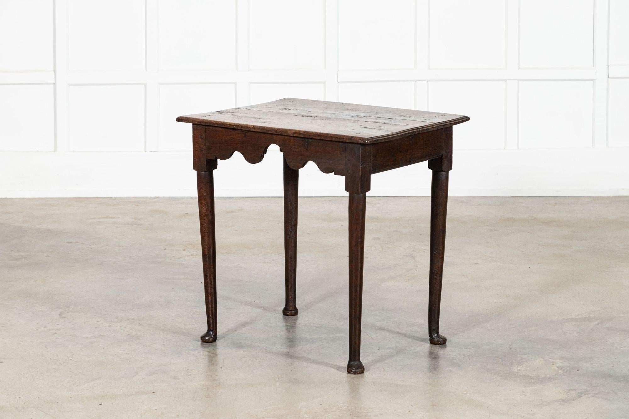 Mesa auxiliar inglesa de roble del siglo XVIII en venta 1