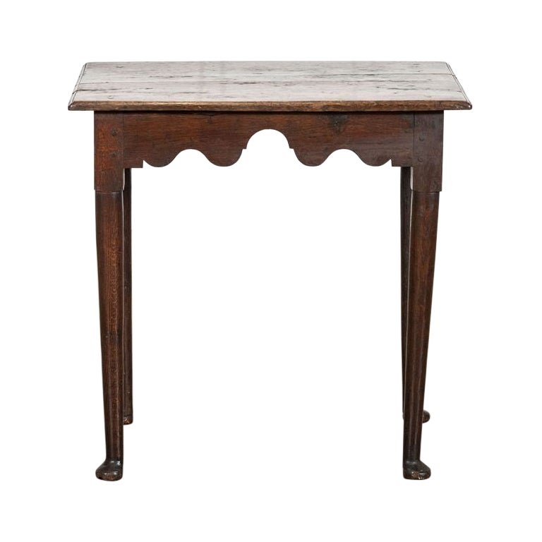 Mesa auxiliar inglesa de roble del siglo XVIII en venta